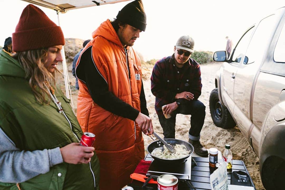 Poler Outdoor Stuffさんのインスタグラム写真 - (Poler Outdoor StuffInstagram)「Camp Fact #112: Food tastes better when you cook it outside🏕 Photo by @bhaleyimage #campvibes #polerstuff #adventuremobile」10月31日 9時55分 - polerstuff