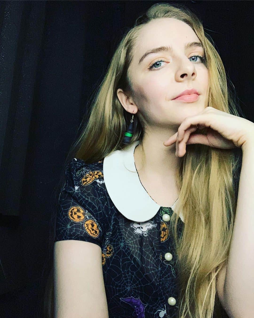のインスタグラム：「Happy #Halloween feat. @wicked_musical earrings I made years ago 💚 • • •  #wicked #jewelry #handmade #polymerclay #steampunk  #vote #wickedday」