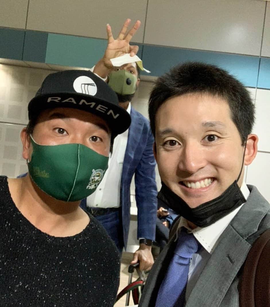 大西宏明のインスタグラム：「めちゃくちゃ面白くて爽やかで律儀な @kenshi.02 くん🤗  先日✈️仙台-大阪　#日本ハムファイターズ 偶然 同じ便でした✨✨  携帯ぶっ壊れてたから拳士君の携帯で🤳(^_^)  残り⚾️あと少し‼️ 最後まで頑張って👍💪  後の助っ人外国人は誰だぁ？？？ 😂  #プロ野球選手 #スーパーナイスガイ #杉谷拳士 くん #偶然 #ばったり #遭遇 #面白い #野球人 #プロ野球 #野球 #野球好きな人と繋がりたい  #baseball  #堺シュライクス #smile #ほなっ！！」