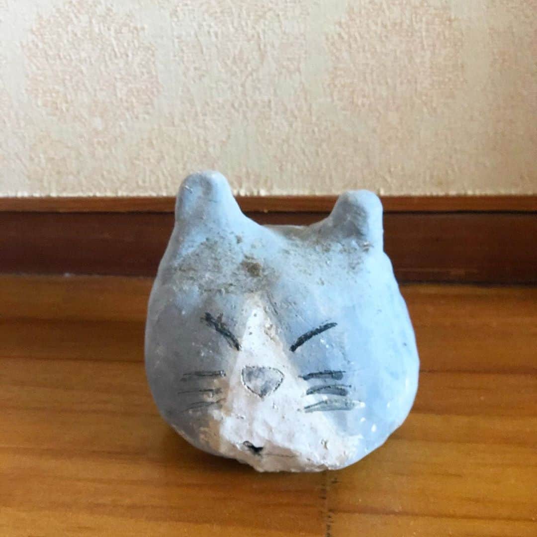tomokoさんのインスタグラム写真 - (tomokoInstagram)「. 実家のご近所さん。 . 2、3枚目 実家にあった猫の置物。 小学生の私作。 ハチワレ好きの原点がここに。 そして、後頭部に「ニャーオ🐾」と入れるセンスに我ながら脱帽。 . #不器用な小学生でした .  #ドラねね #ブリティッシュショートヘア #britishshorthair #スコティッシュフォールド #scottishfold #ブリショー #三毛スコ #猫　#ネコ #ペコねこ部 #顎ぶちラ部 #ブリ商会 #猫山商事 #ねこすたぐらむ #にゃんすたぐらむ #ねこ部 #ねこのきもち #instacat #catstagram #ilovemycat #instagramcats #meow #catsofinstagram #ilovecats #catlover #catoftheday #cutepets #petstagram #cat」10月31日 9時57分 - dora_me0416