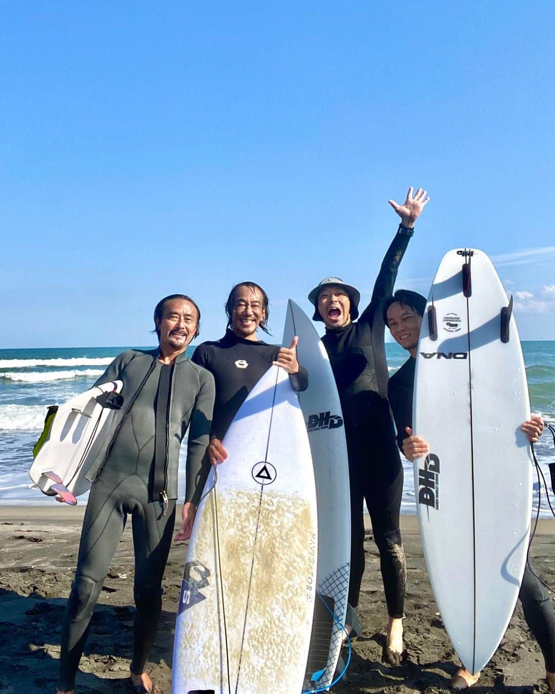 北紺守彦さんのインスタグラム写真 - (北紺守彦Instagram)「秋の海🐚 海辺の変化と めぐりあいながら 娘との大切な時間  みんなで サーフィンしました🏄‍♀️ @シダトラ 楽しい時間でした  @ishido_masa  @liberte.hiro  #秋 #秋の海 #貝殻 #潮騒」10月31日 9時57分 - morihiko.kitakon