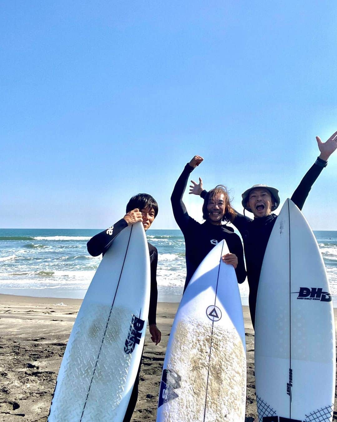 北紺守彦さんのインスタグラム写真 - (北紺守彦Instagram)「秋の海🐚 海辺の変化と めぐりあいながら 娘との大切な時間  みんなで サーフィンしました🏄‍♀️ @シダトラ 楽しい時間でした  @ishido_masa  @liberte.hiro  #秋 #秋の海 #貝殻 #潮騒」10月31日 9時57分 - morihiko.kitakon