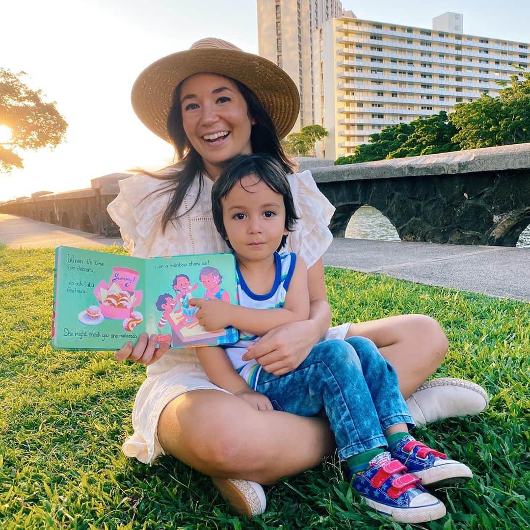 アリッサ ウーテンのインスタグラム：「We loved @keikikaukau book “It’s Kau Kau Time!” I try to read Noa a book before bed every night, not saying it always happens but I try. Any other book recommendations for 3-4 year olds?  Can’t wait till the libraries reopen! PS Noa really liked the Shaved Ice Part hahah」