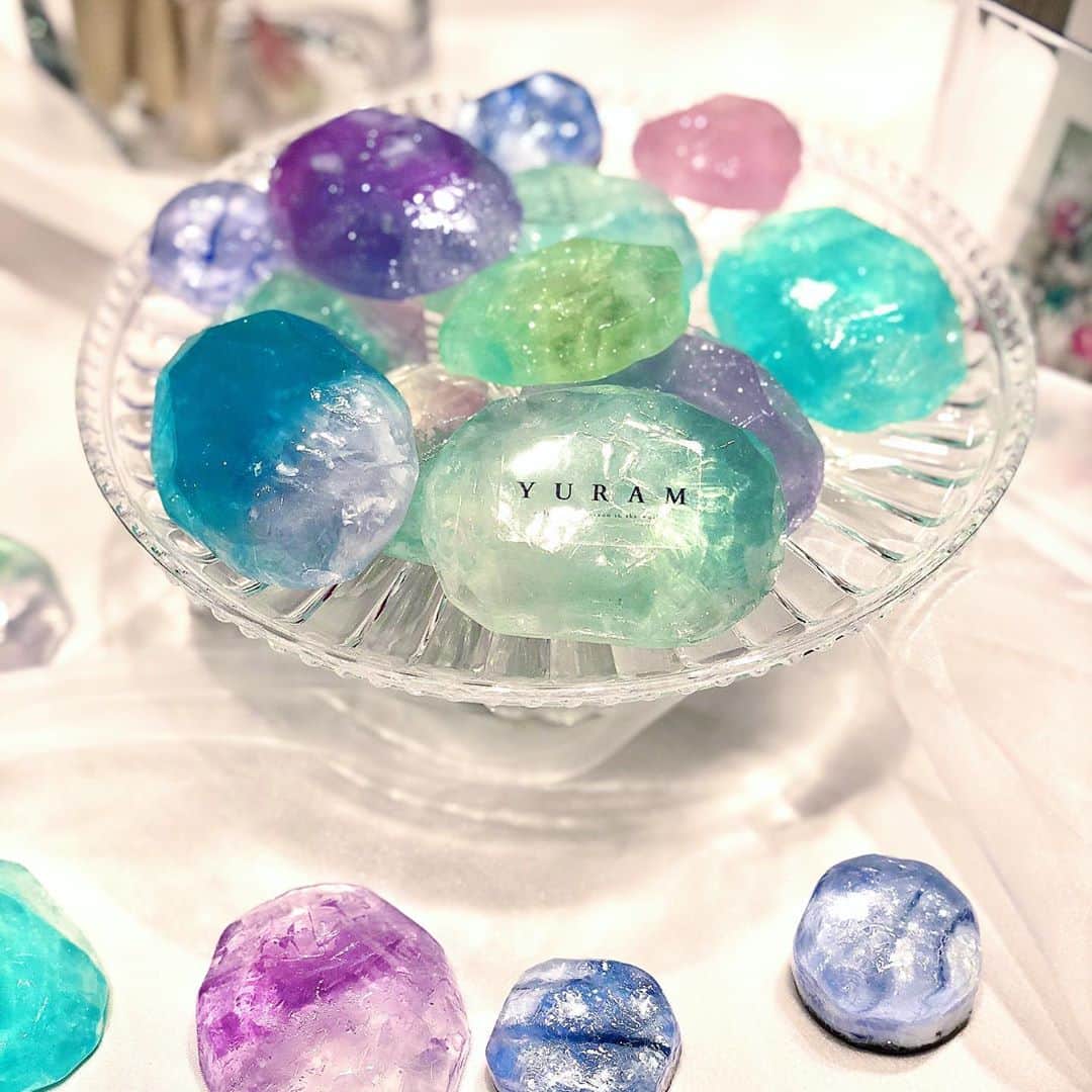 西山真以のインスタグラム：「* キラキラと可愛い @yuramsavon  の宝石せっけん💎  ハンドメイドでひとつひとつ違って、好みの色味や形をあれこれ悩んで選ぶのもまた楽しい。 優しい香りにも癒されます🌿  私はミニサイズにメッセージシールを貼ってもらって、パッと渡せるプチギフト仕様にしてもらいました♡  #yuram #宝石せっけん」