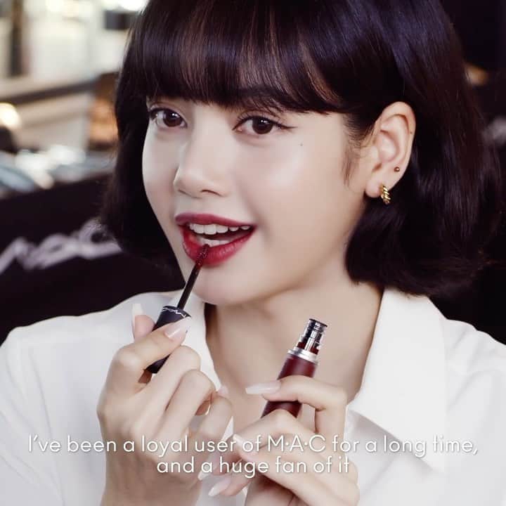 M∙A∙C Cosmetics Japanのインスタグラム：「💜@lalalalisa_m making beauty history! LISAがM･A･Cのグローバル ブランドアンバサダーに就任して、みんなワクワクしているはず！#MACLovesLisa の様々なプロモーション情報も発信予定！どうぞお見逃しなく✨ ㅤ LISA使用製品 💜 パウダー キス リキッド リップカラー / メイク ラブ トゥ ザ カメラ 💜 エクストラ ディメンション スキンフィニッシュ / ショー ゴールド 💜 スモールアイシャドウ / ダークルーム 💜 ブラシストローク ライナー / ブラシブラック ㅤ #MACPowderkiss #MACパウダーキス」