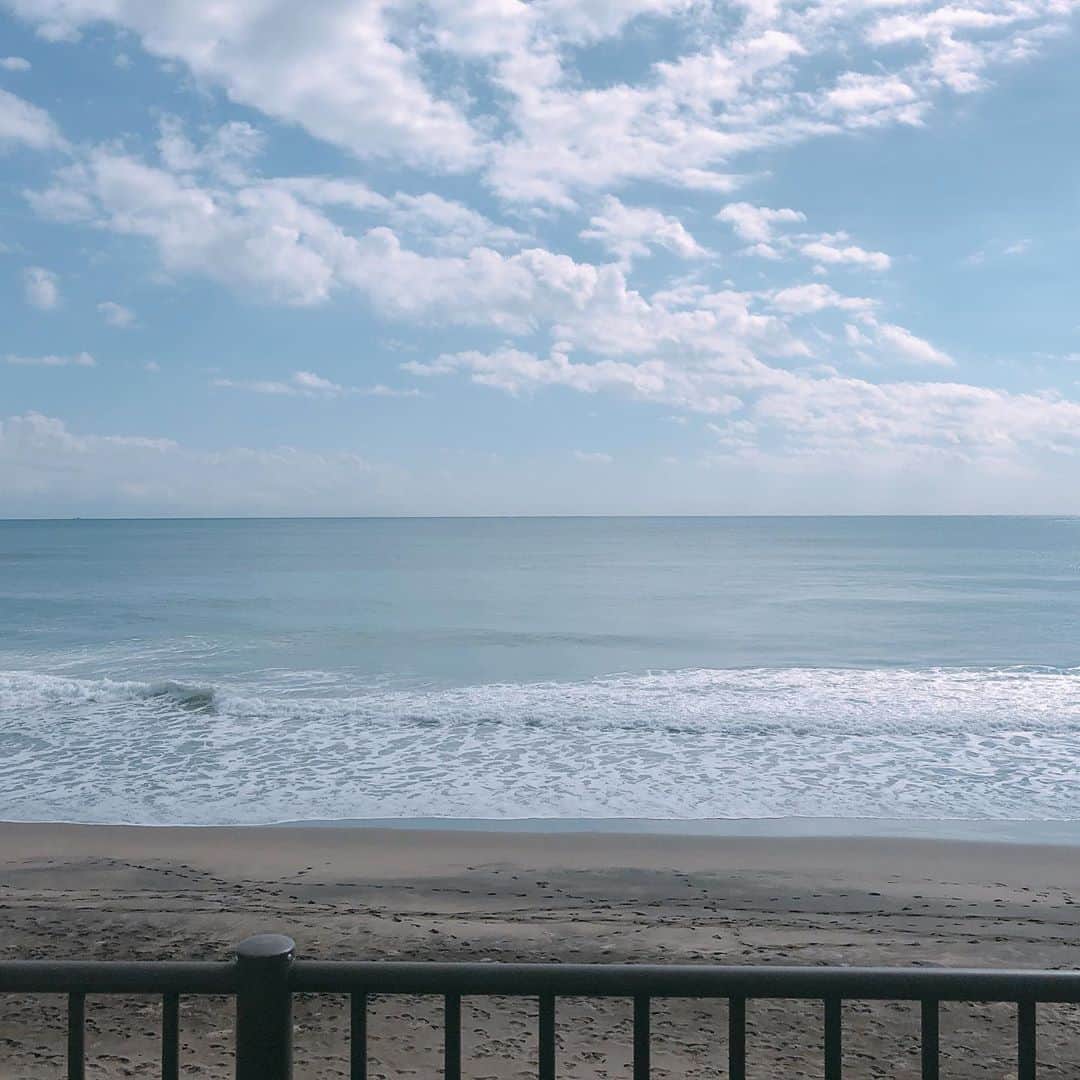 カオルコさんのインスタグラム写真 - (カオルコInstagram)「❥❥ᴳᴼᴼᴰ ᴹᴼᴿᴺᴵᴺᴳ໒꒱⋆ﾟ  秋の海は幸せくれる。 何回伸びしたかな\(◡̈)/  #morning #sea #japan #walk #calvinklein #hermes #prada #casual #今日のコーデ #大人カジュアル #スニーカーコーデ」10月31日 10時04分 - ka_ruk_