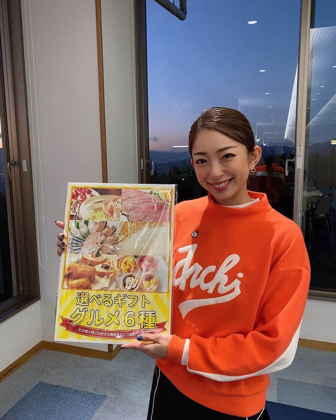 のインスタグラム：「. 少人数のコンペが少しづつ開催するようになりました😊 今年は色々とコンペに参加していきたいと思ってます❣️ . 先日のコンペで準備した景品は「ゴルフコンペの虎」＠golf_toraさんで購入しました☺️ ・ 今回私は選べるギフト券をチョイス❣️引換券だと受け取った方が後から好きな景品を選べるので、受け渡しがとっても楽々でした👌💕 ・ また景品だけでなく、パネルもセットになっていたので、景品を「きっかけ」に楽しいゴルフコンペになりました！🙌 ・ 今回は10,000円以上（税別）のご購入で、全商品が「10%オフ」になります🎁 クーポンコード:rinrika . ご興味がある方はゴルフコンペの虎で検索してみてください☺️✨ . . . #ゴルフ#golf#⛳️#ゴルフ女子#ゴルフ好き#ゴルフウエア#ゴルフコーデ#ゴルフスイング#골프 #골프웨어 #골프스윙 #여행 #해외여행 #골프스타그램 #골프중독 #와인 #소주 #좋은시간#ゴルフコンペの虎#ゴルフコンペの虎限定クーポン#ゴルフコンペ景品#ゴルフコンペ幹事#PR」