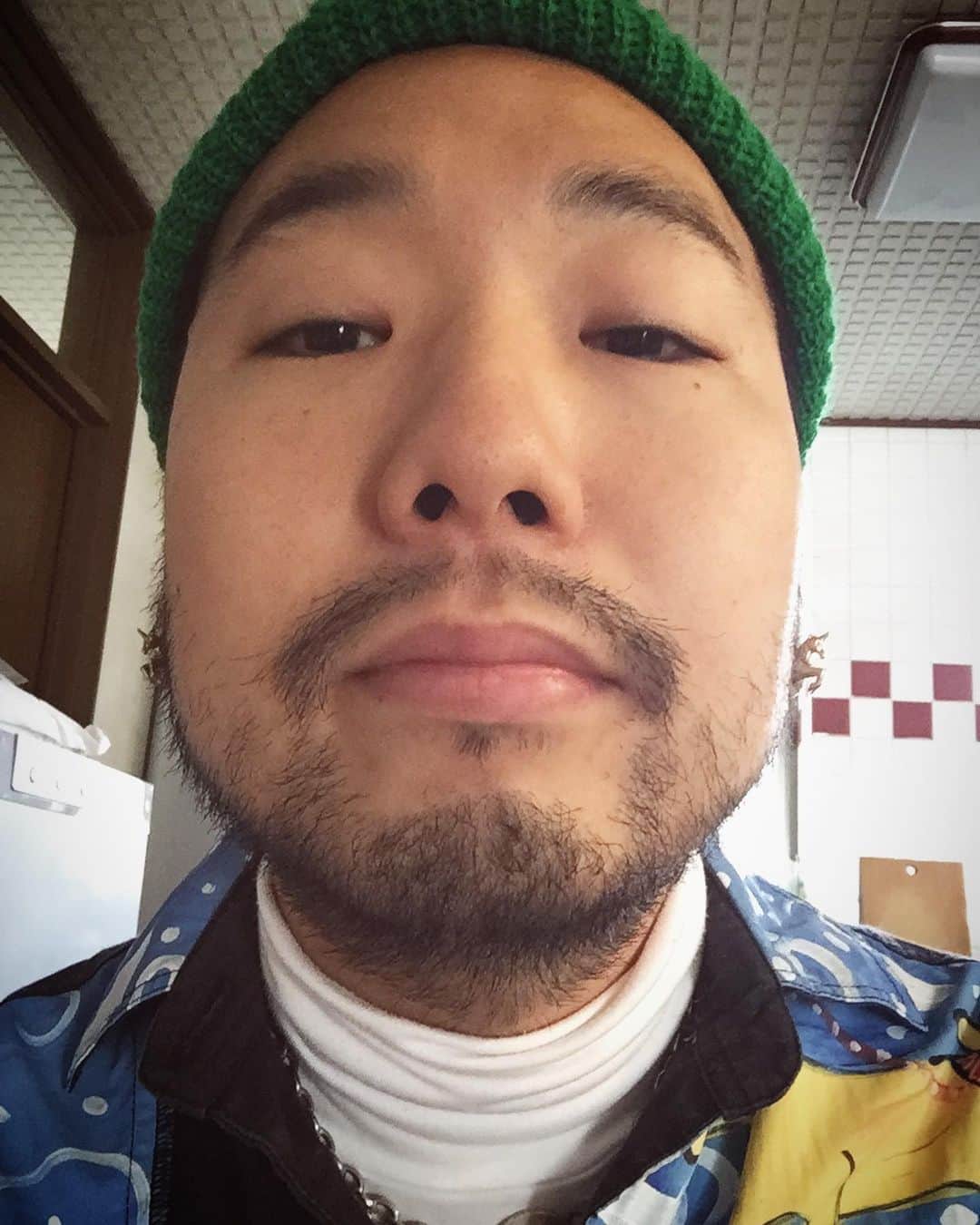 Blumio（ブルーミオ）さんのインスタグラム写真 - (Blumio（ブルーミオ）Instagram)「2週間スタジオにこもって曲作りしてたらヒゲモジャ男になってた。一見全然かわいくないけどピアスはユニコーン🦄😁  Look at my beard after 2weeks in the studio 😁😁  #minnanoutaz」10月31日 10時04分 - blumiojp