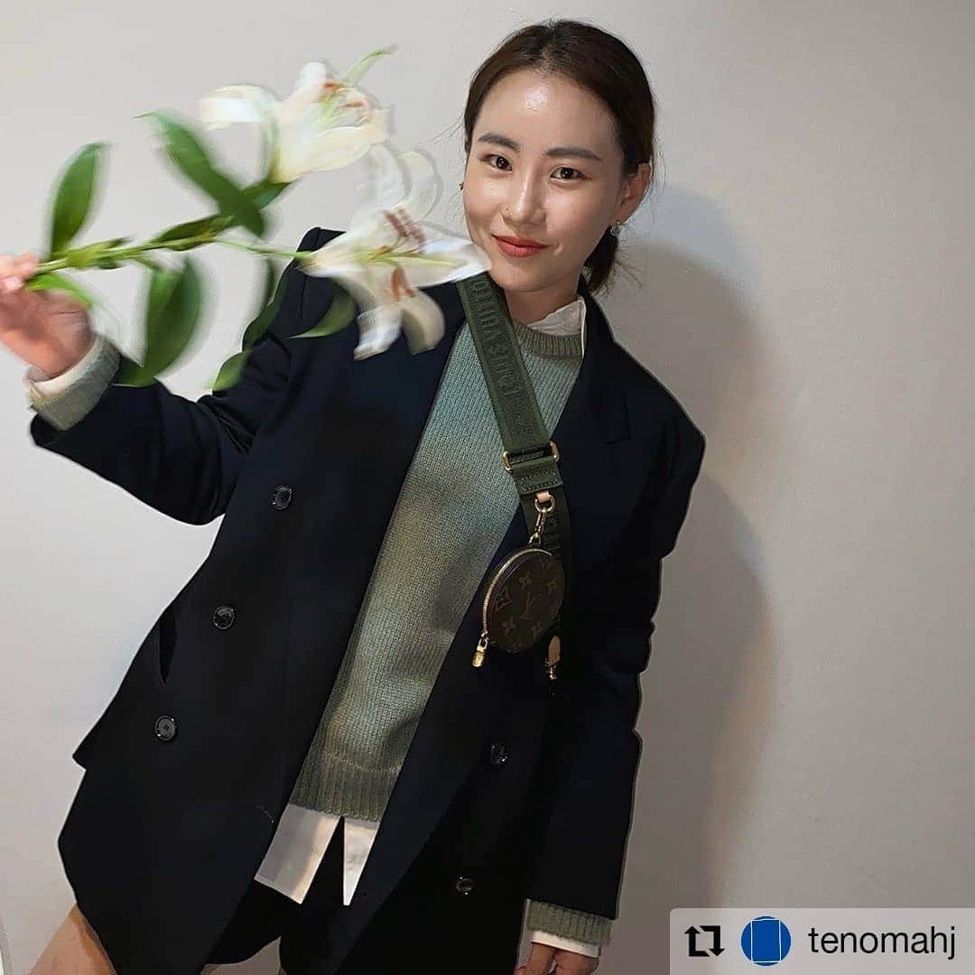 Urban Zakapaのインスタグラム：「🏵☺누가 꽃인지 모르겠네~ㅠㅠㅠ 주말아침.. 이 사진 보고 현아의 미소 빛나네 🌟🌞 꽃보다 예뻐 현아 🌸  Repost @tenomahj」