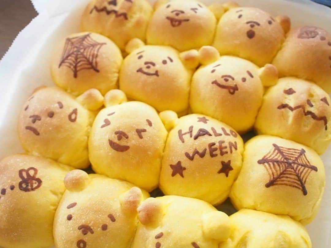 酒井千佳さんのインスタグラム写真 - (酒井千佳Instagram)「* Happy Halloween！  かぼちゃを練り込んだ ハロウィンちぎりパン。  甥っ子のために プーさんいっぱいの しかくバージョンも作った。  プーさんエプロンつけて パンのプーさんを見る間もなく あっというまにぱくぱく食べてたよ。  #甥っ子 #プーさんパン #かぼちゃちぎりパン #ハロウィンパン #おうちでハロウィン #happyhalloween #パン活 #パン作り #パンとうつわを焼く女 #さかいさんちのごはん #暮らしにゆとりを」10月31日 10時07分 - sakaichikaaaa