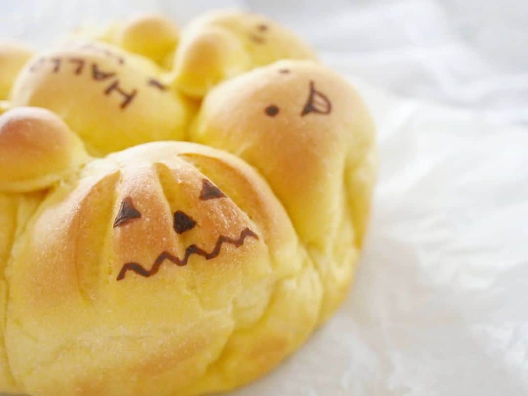 酒井千佳さんのインスタグラム写真 - (酒井千佳Instagram)「* Happy Halloween！  かぼちゃを練り込んだ ハロウィンちぎりパン。  甥っ子のために プーさんいっぱいの しかくバージョンも作った。  プーさんエプロンつけて パンのプーさんを見る間もなく あっというまにぱくぱく食べてたよ。  #甥っ子 #プーさんパン #かぼちゃちぎりパン #ハロウィンパン #おうちでハロウィン #happyhalloween #パン活 #パン作り #パンとうつわを焼く女 #さかいさんちのごはん #暮らしにゆとりを」10月31日 10時07分 - sakaichikaaaa