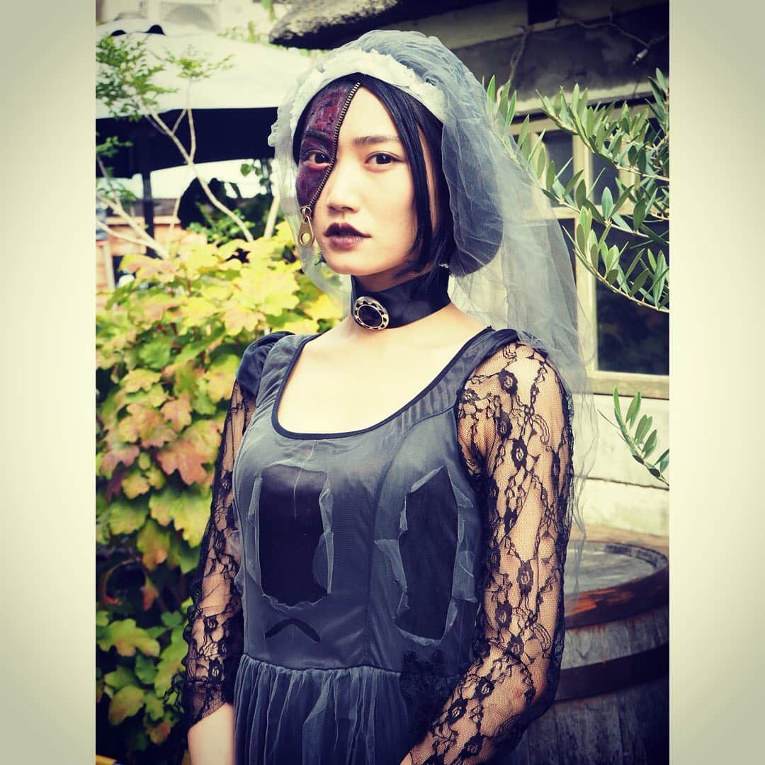 のインスタグラム：「ハロウィン🎃Corpse Bride  3年前、舞台パンフの用に撮ってもらった(昔すぎww)  オフショットとしてなのに メイクも写真もガチ勢w めちゃくちゃ楽しかったなあ  この頃よりかなり痩せたから 今の方が死体花嫁感出せる気がするw  だいぶ延びていましたが 11月から情報解禁のものが いくつかあります！ はやく〜いいたい〜〜  撮影：#藤原希 @nozomi_fujiwara  メイク：#タカダヒカル @hikaru_tkd   #ハロウィンメイク  #今年はおうちで楽しみましょう #corpsebride #コープスブライド  #halloweencostume  #zombiemakeup  #portraitphotography #portrait_shots  #portraitofjapan #instadaily #iphoneography #actress_jp #actresslife  #actressgallery #tokyo」