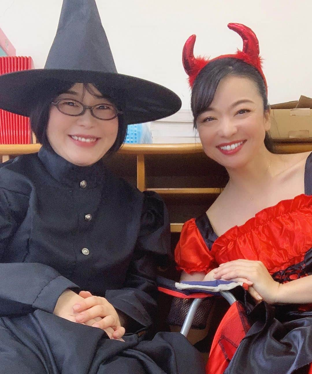 結城さなえさんのインスタグラム写真 - (結城さなえInstagram)「ハロウィン本番ですね🎃👻  先日のドラマのオフショット❤︎ 同じくPTA役だった野口聖古さんと☺️ とっても優しくて声がめちゃくちゃ可愛い方で、終始きゅんきゅんしながらお話させてもらってました😍  衣装、全身だとこんな感じでした(2枚目) スカートのデザインや紫色のタイツに赤いパンプス、、可愛くてたまらんでした〜。衣裳部さんに感謝です！  今年はおうちで楽しむ年。 皆さんもほっこりハロウィンで素敵な時間を過ごせます様に✨🎃  #ハロウィン  #ハロウィンコスプレ  #魔女 #野口聖古　さん #悪魔 #結城さなえ #ドラマ #オフショット #halloween  #halloweencostume  #20201031」10月31日 10時12分 - yuukisanae