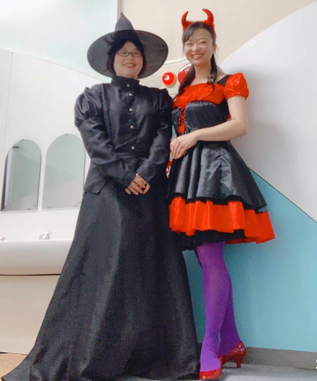 結城さなえさんのインスタグラム写真 - (結城さなえInstagram)「ハロウィン本番ですね🎃👻  先日のドラマのオフショット❤︎ 同じくPTA役だった野口聖古さんと☺️ とっても優しくて声がめちゃくちゃ可愛い方で、終始きゅんきゅんしながらお話させてもらってました😍  衣装、全身だとこんな感じでした(2枚目) スカートのデザインや紫色のタイツに赤いパンプス、、可愛くてたまらんでした〜。衣裳部さんに感謝です！  今年はおうちで楽しむ年。 皆さんもほっこりハロウィンで素敵な時間を過ごせます様に✨🎃  #ハロウィン  #ハロウィンコスプレ  #魔女 #野口聖古　さん #悪魔 #結城さなえ #ドラマ #オフショット #halloween  #halloweencostume  #20201031」10月31日 10時12分 - yuukisanae