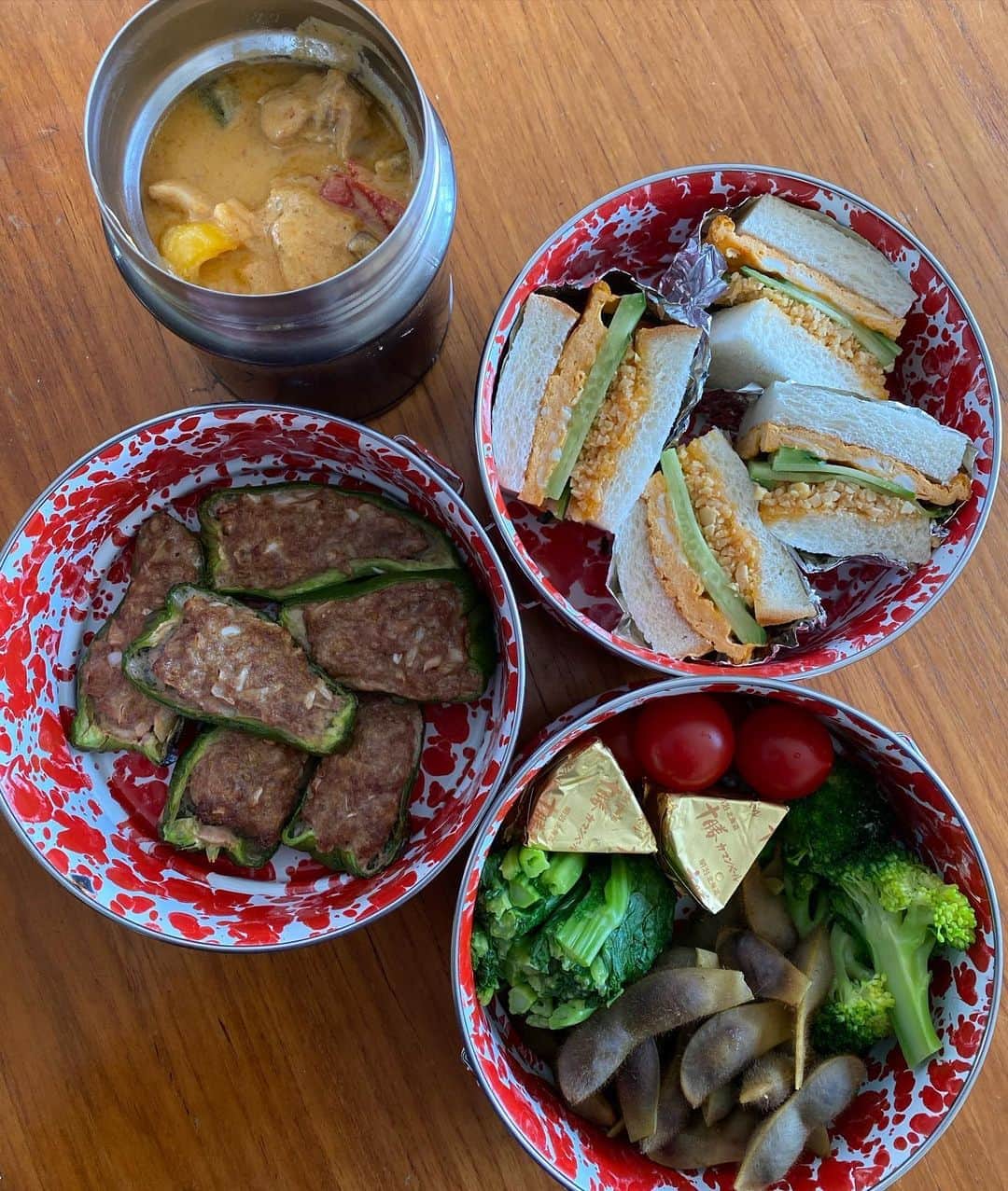 のインスタグラム：「子供のピクニックのお弁当4人分。うちの豆醬でサンドウィッチ（これ美味しいよ）、ピーマン肉詰めは私が食べたかった。丹波黒豆と菜花のお浸しも私が食べたかった。あとまさかのピクニックにタイカレー。これも私が食べたかった。#クリトモの娘弁当 #ピクニック#弁当」