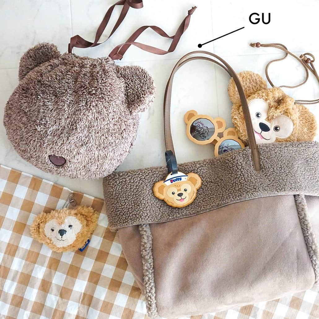 ルナさんのインスタグラム写真 - (ルナInstagram)「𝔾𝕌 🐻🧸﻿ ﻿ GUでめっちゃ可愛いものを購入❣️﻿ ﻿ ✔️マシュマロフィール アニマルブランケット　1,490円﻿ ✔️ボアトートバッグ　2,490円﻿ ﻿ 会社で使うちょうどいいブランケットないかな〜❣️﻿ って探してたら可愛いくまちゃんの﻿ ブランケットを発見😊🙌﻿ 素材も柔らかくて気持ち良い🙆‍♀️﻿ ﻿ ボアトートバッグも荷物多い日用に🙋‍♀️﻿ 大容量だし、使いやすい♥️﻿ ﻿ ＊﻿ ＊﻿ ＊﻿ ﻿ #gu #gu購入品 #gu新作 #マシュマロフィールアニマルブランケット #くまブランケット #ボアトートバッグ #プチプラ #プチプラファッション #ダッフィー  #ダッフィーグッズ #置き画くら部 #ディズニーグッズ #ディズニー購入品  #アニマルブランケット #プチプラ部 #ファーバッグ #ブランケット #マシュマロフィール #くまさん #置き画倶楽部 #duffy #duffygoods #香港ディズニーランド #香港迪士尼」10月31日 10時28分 - runakumaa