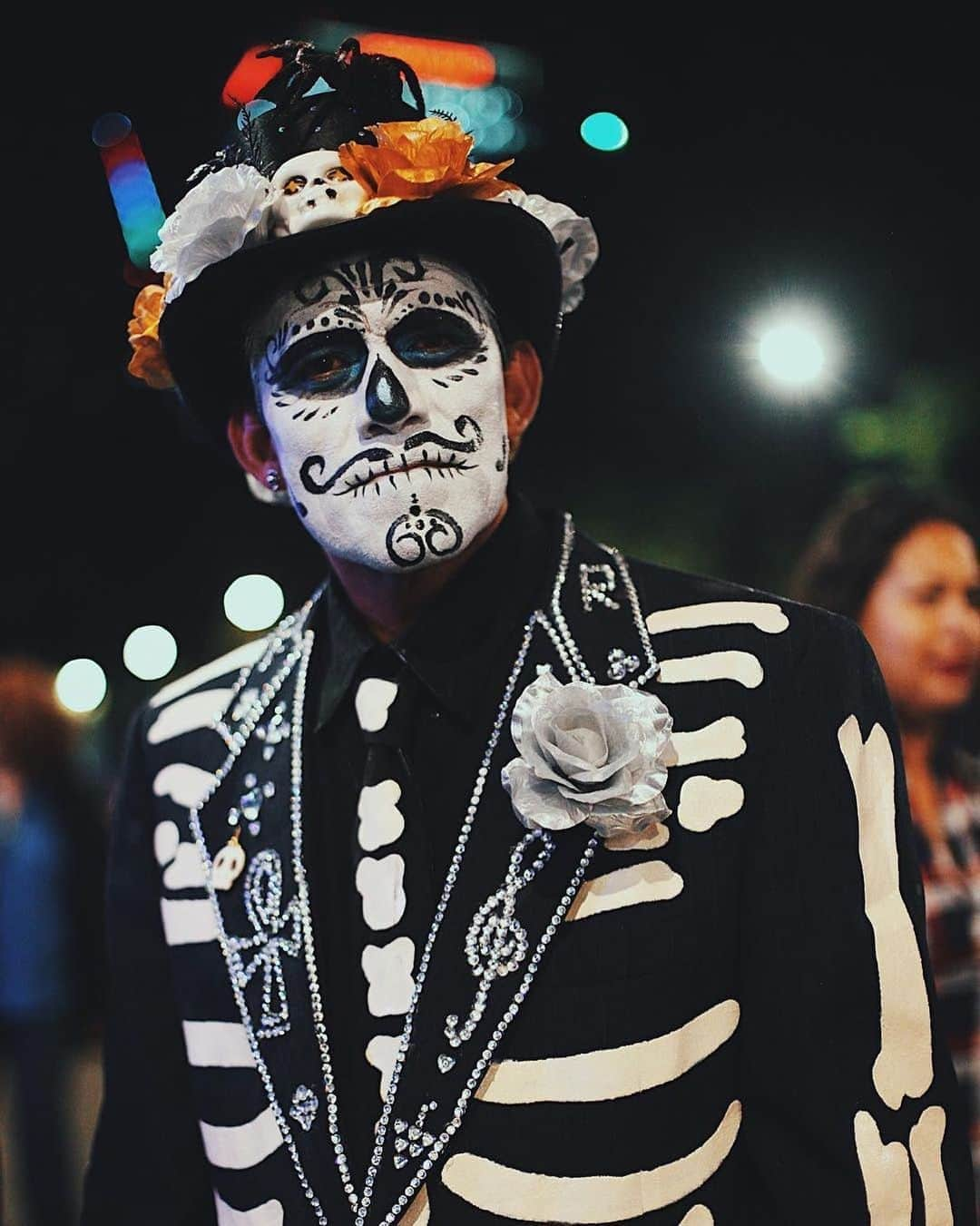 Chad Santosさんのインスタグラム写真 - (Chad SantosInstagram)「#MarchaVirtualDeDiaDeMuertos 💀  #Catrina #catrinamakeup #makeup #skullgirl #sugarskull #diademuertos #dayofthedead #mexicocity #elchadsantos #adorama #gettyreportage #magnumphotos #natgeo #catrin #adorama #メキシコ #メキシコシティ #streetleaks #mexico_maravilloso」10月31日 10時23分 - elchadsantos