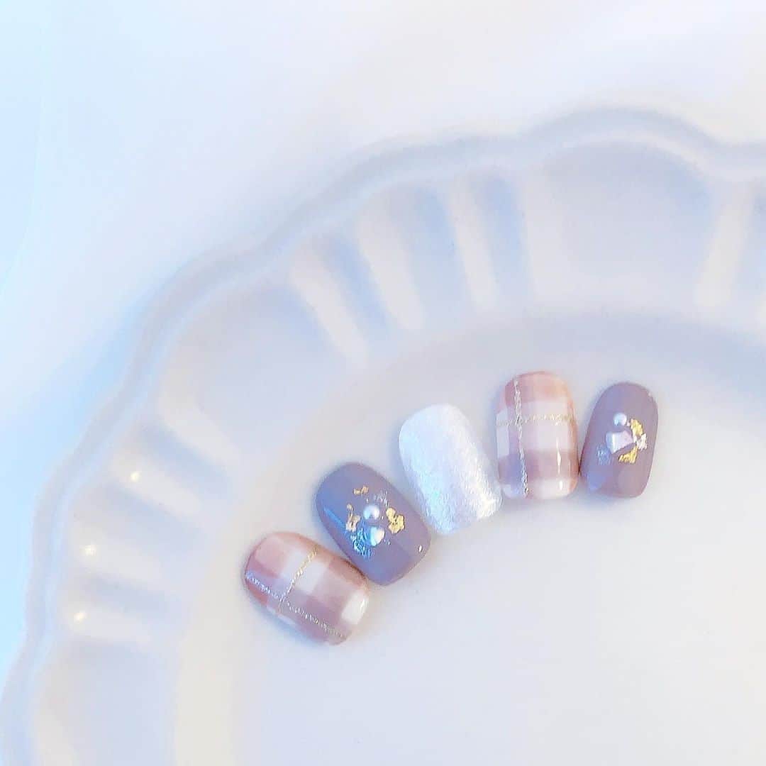 愛内みさのインスタグラム：「・ 寒くなってきたので🍁 ブラウン系チェックでガーリーnail ・。⋈ ・ ・ ୨୧┈┈┈┈┈┈┈┈┈┈┈┈  表参道徒歩5分のネイルサロン Accueil unautre ・ ◼︎平日　11:00〜21:00 ◼︎土日祝　11:00〜19:00 ・ ▫︎パラジェル追加料金なし ▫︎ 大人可愛いネイルサンプル700種以上！ ▫︎ カラーは300色以上からお選びいただけます。 ・ ◇現在11:00〜16:00受付のみ、 ネイルモデルさん募集しています❁ ¥4000〜サンプルご用意✨ ・ ・ #秋ネイルデザイン #表参道ネイル #チェックネイル」