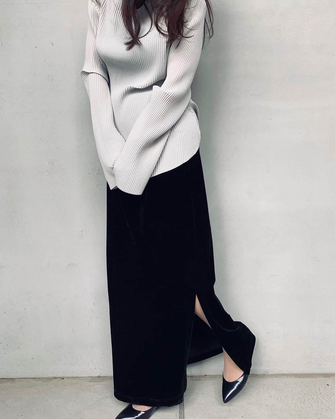 小田切恵子さんのインスタグラム写真 - (小田切恵子Instagram)「ベルベットのマキシスカートが着回しきいて大活躍🖤 じつはvintageなの🕰@lelia_fripes  #ootd #シンプルが好きです #leliafripes」10月31日 10時25分 - keikoodagiri101