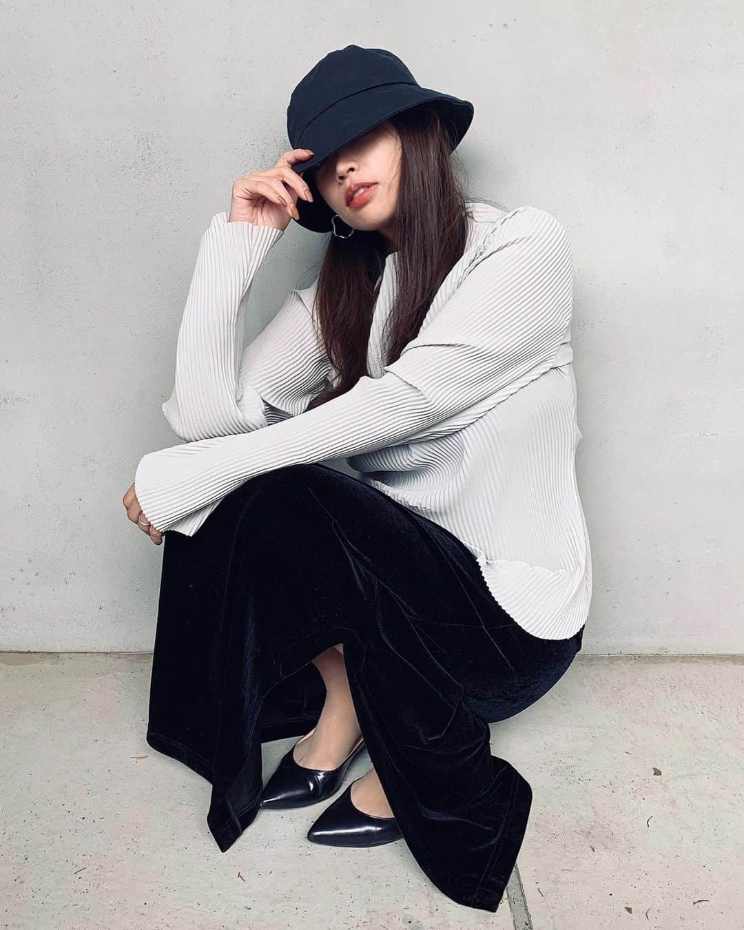 小田切恵子のインスタグラム：「ベルベットのマキシスカートが着回しきいて大活躍🖤 じつはvintageなの🕰@lelia_fripes  #ootd #シンプルが好きです #leliafripes」