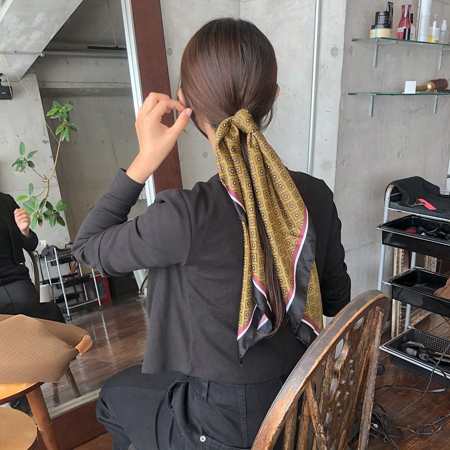 のインスタグラム：「. . ロングヘアをタイトに縛ってスカーフを ✨ 簡単なのにこんなに可愛い 素敵だな 〜 🙆🏻‍♀️🤍 . .」