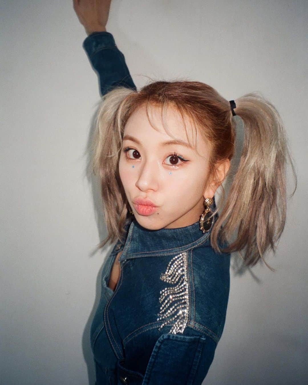 チェヨンさんのインスタグラム写真 - (チェヨンInstagram)「chaeyoung in pigtails is so cute😩💗 #chaeyoung #채영 #twice #트와이스 #prettyrapstarchaeyoung」10月31日 10時37分 - twicechaeyoung