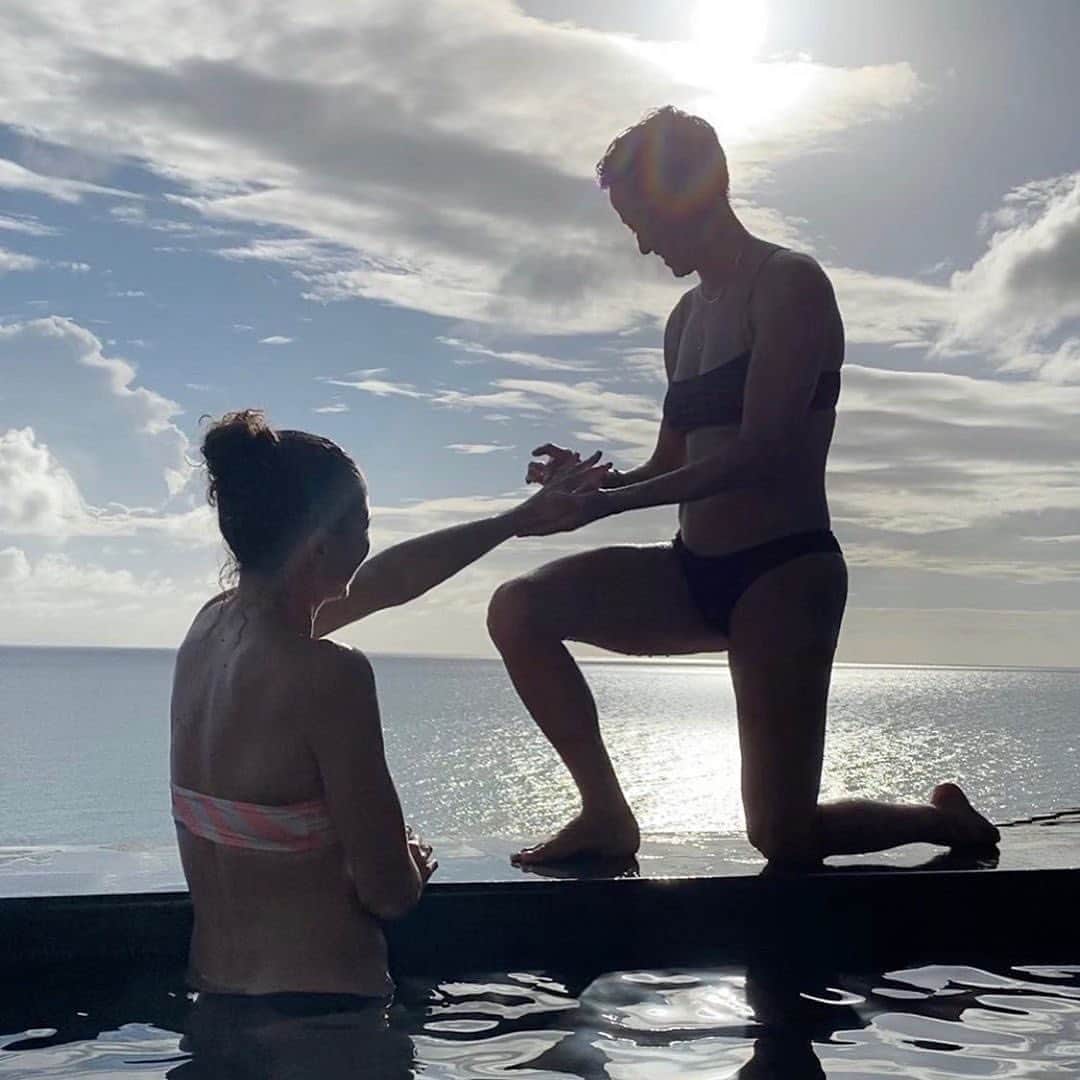 E! Onlineさんのインスタグラム写真 - (E! OnlineInstagram)「Add another 💍  to this championship duo: #USWNT's Megan Rapinoe & #WNBA's Sue Bird are engaged!! We're a pool of tears right now. 😭😍 (📷: Instagram)」10月31日 10時33分 - enews