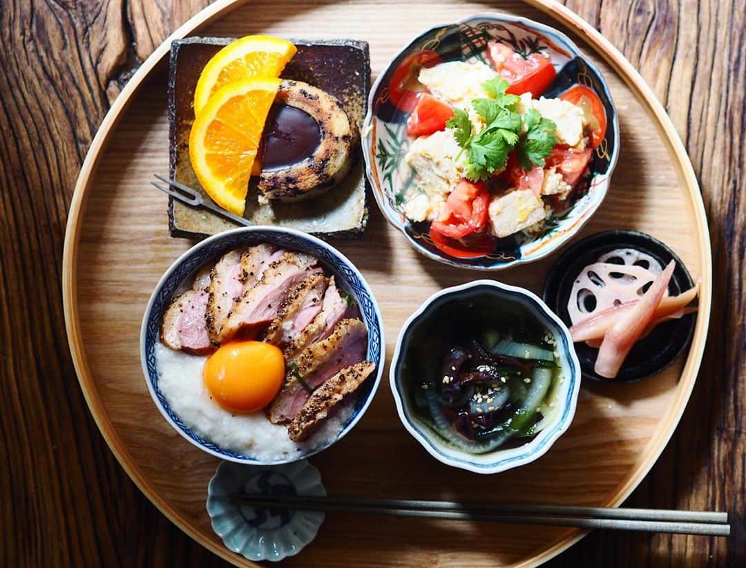 のインスタグラム：「. . .  鴨ローストは焼き目を入れてから低温調理しています。 キッチン用品使いこなせないうちに飽きる方なんですが、低温調理器は低糖質のおかず作りもちょうど良くてずっと使ってます。 出しっぱなしだからオシャレなものに変えたいんだけど、馬鹿でかい寸胴使って作ってます。 なんかセットのやつの方がやっぱりええのかなぁ。 皆さんどうしてるのかなぁ〜。  . . . . . . . . . . . . . . . .  . ⚫︎鴨ロースト丼 ●わかめしじみスープ ⚫︎高野豆腐と卵とトマトの炒め物 ⚫︎ハラダのケーキとフルーツ . . . .  #おうちごはん#おうちカフェ#ワンプレート朝ごはん#カラフルワンプレート#朝ご飯#朝ごはん#和んプレート#ワンプレートごはん#器#あさごはん#먹스타그램#음스타그램#おぼんdeごはん #低温調理#breakfast#foodporn#IGersJP#onthetable#japanesebreakfast#washoku#古伊万里 #吉田崇昭  #平岡仁」