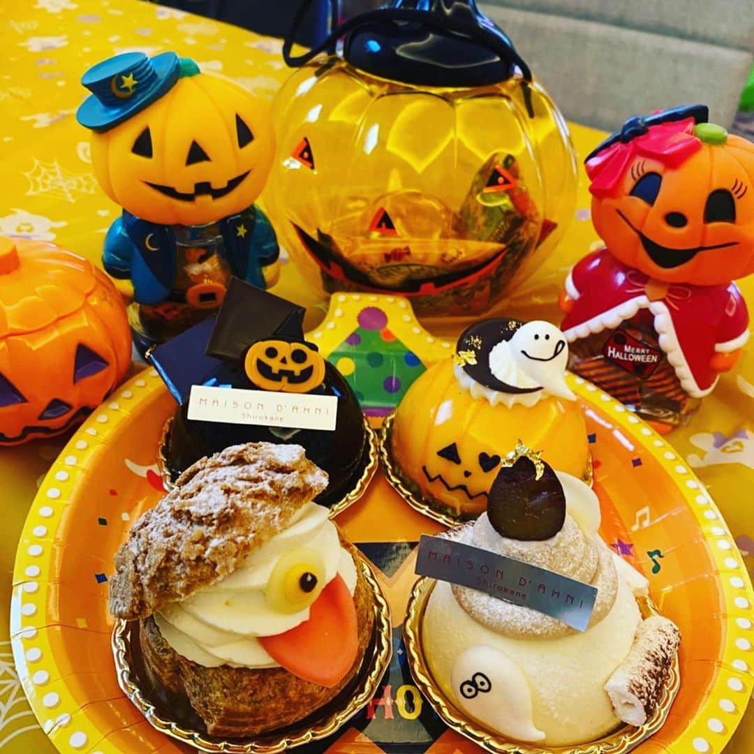 葵ゆりかさんのインスタグラム写真 - (葵ゆりかInstagram)「Happy Halloween🎃✨ 最初、てんとう虫着てたんだけど はるかちゃんが囚人だったのでチェンジ❤️ 子供とわんことみんなで写真撮る難しさ😅  #Halloween #halloweenparty #halloweencostume #囚人　#てんとう虫　#mickeymouse #devil #homeparty #halloweencake」10月31日 10時46分 - yuriyuricchi