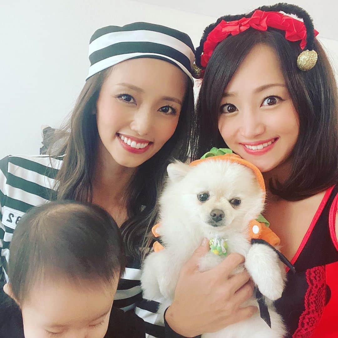 葵ゆりかさんのインスタグラム写真 - (葵ゆりかInstagram)「Happy Halloween🎃✨ 最初、てんとう虫着てたんだけど はるかちゃんが囚人だったのでチェンジ❤️ 子供とわんことみんなで写真撮る難しさ😅  #Halloween #halloweenparty #halloweencostume #囚人　#てんとう虫　#mickeymouse #devil #homeparty #halloweencake」10月31日 10時46分 - yuriyuricchi