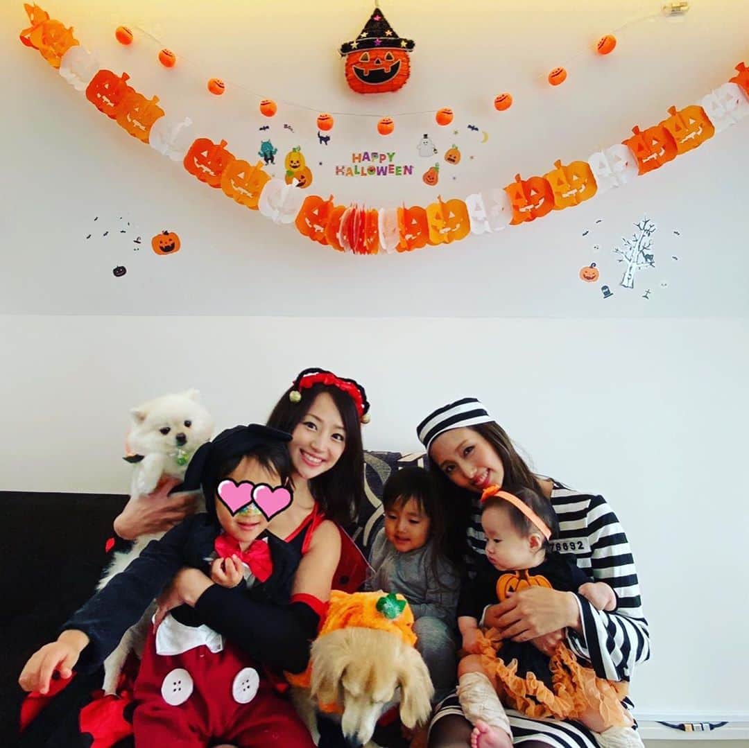 葵ゆりかさんのインスタグラム写真 - (葵ゆりかInstagram)「Happy Halloween🎃✨ 最初、てんとう虫着てたんだけど はるかちゃんが囚人だったのでチェンジ❤️ 子供とわんことみんなで写真撮る難しさ😅  #Halloween #halloweenparty #halloweencostume #囚人　#てんとう虫　#mickeymouse #devil #homeparty #halloweencake」10月31日 10時46分 - yuriyuricchi