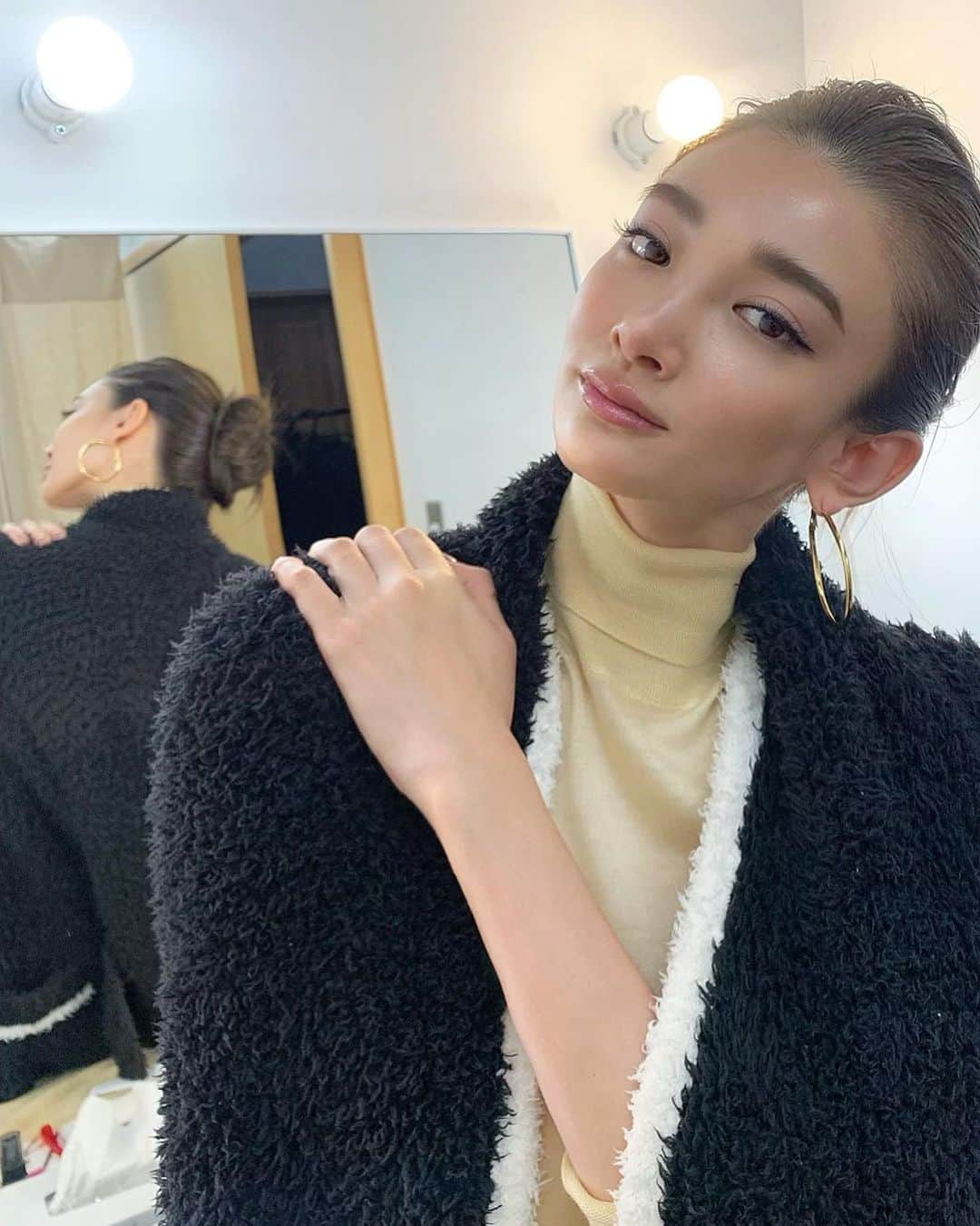 里海のインスタグラム：「まつ毛 8.9.10.  @lovecurl.eyelash です😉  日本🇯🇵が大好きなんですが、 プライベートな、ことで、海外に行ったりできなくて、人に会えないのがだんだん寂しくなってしまいますね〜😔 早くコロナ規制終わって欲しい‼️」