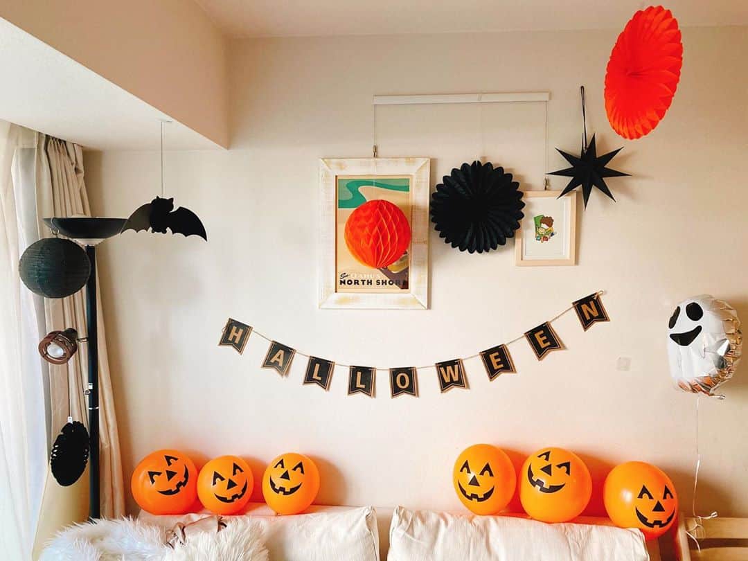 のインスタグラム：「昨夜子ども達と飾り付けました。息子が珍しく絵をiPadで描いたので額に入れたり、娘がHalloweenの綴りを確認しながら紐に文字を通したり、息子が風船を一生懸命膨らまし、2人は風船遊びに白熱。みんな大満足で疲れて早く就寝💤折角だし11月中旬までこの飾り付けで行こうかな🎃🎃🎃 #ハロウィーン #ハロウィン飾り付け #halloweendecoration #halloween2020」