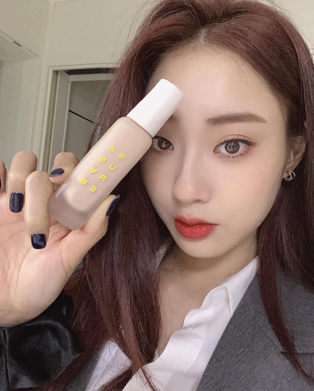 ギョンリ のインスタグラム：「#광고 클린한 성분만 담아 착한 클린&비건❣️메이크업 브랜드 #슈어베이스 마스크에도 잘 안묻어나서 요즘 외출 할때 자주 찾는 베이스에요🤎  @surebase_official #올클린파데 #누디스테디」