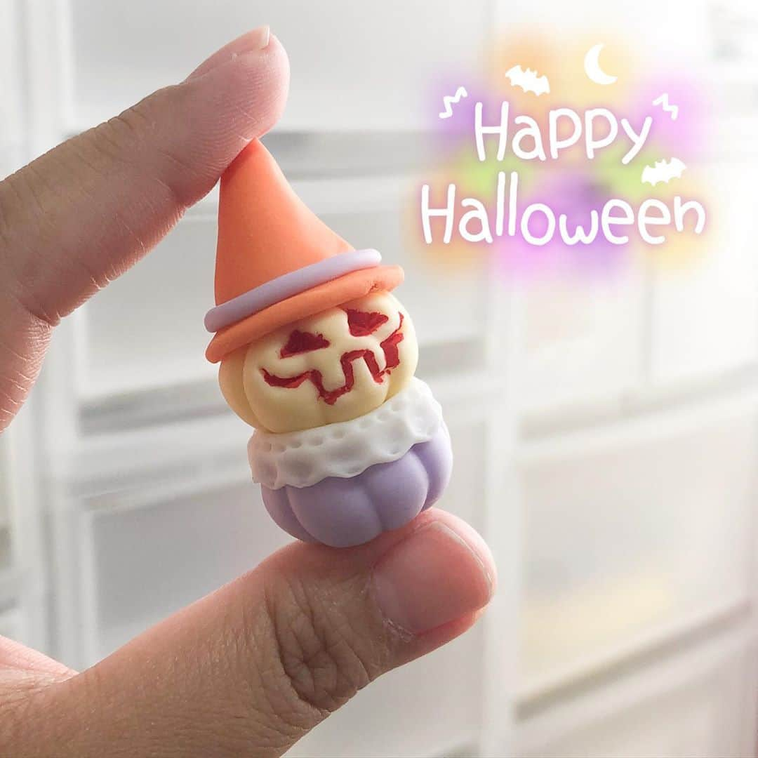 ちびあかぽんさんのインスタグラム写真 - (ちびあかぽんInstagram)「今日はハロウィンか！🎃 トリックオアトリートー！😆✨  せっかくなので動画にしようか悩んだ末、ボツになってしまった試作かぼちゃ🎃デザインも形もいびつですが納めさせてください👻もう一つの方が可愛かったけどどこかへ旅立ってしまったな… #ハロウィン #ハッピーハロウィン #樹脂粘土 #トリックオアトリート #試作 #はろうぃん #フェイクスイーツ #かぼちゃ #お菓子くれないとイタズラしちゃうぞ #ちびあかぽん #happyhalloween #halloween」10月31日 10時48分 - chibi_akapon