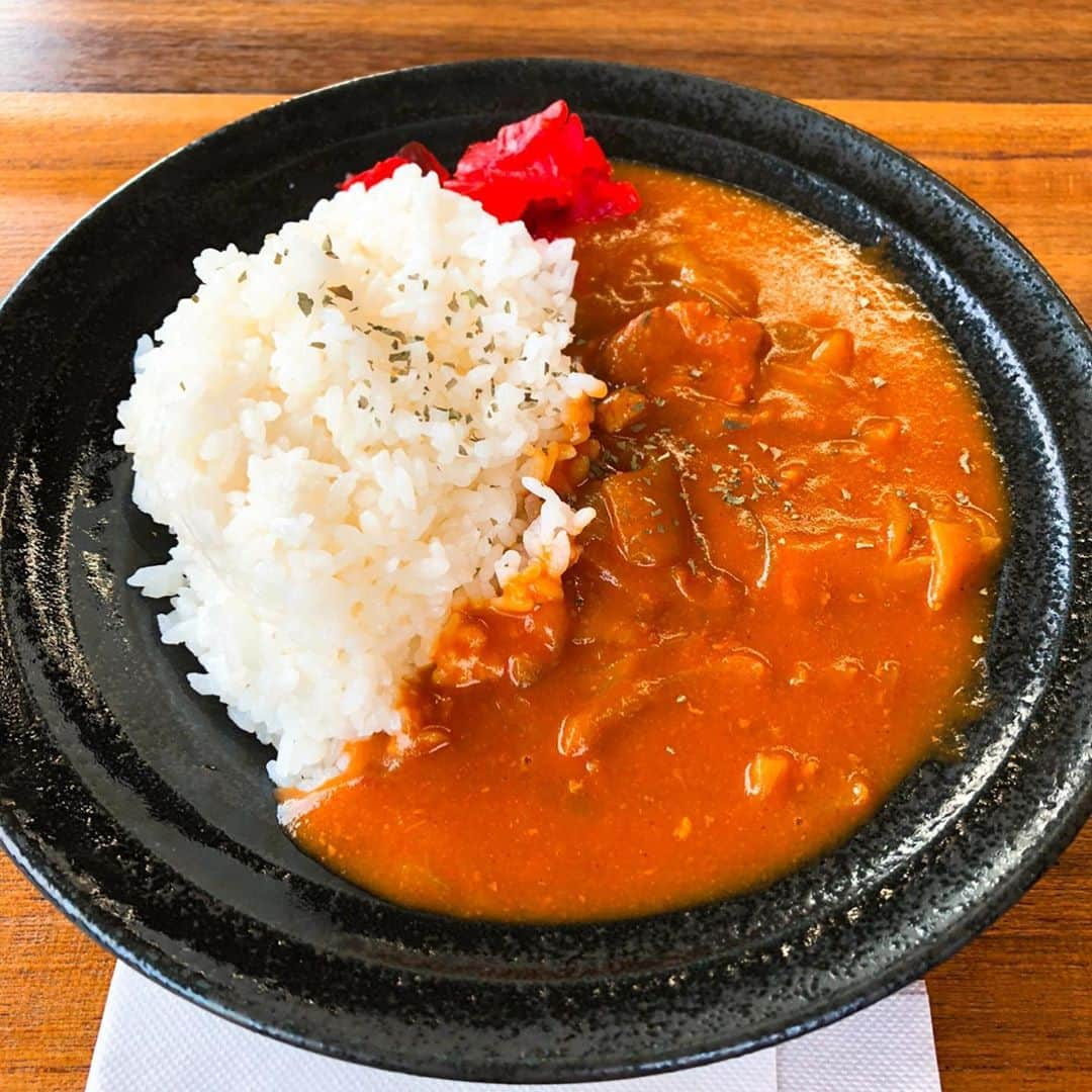 古田ちさこさんのインスタグラム写真 - (古田ちさこInstagram)「日南町のトマトカレー🍅🍛✨﻿ ﻿ カレーってほんと美味しいよね…っていう顔してる笑😣💕﻿ ﻿ 寒暖差の激しい鳥取県日南町で育ったトマトは、甘みが一層際立つそうです✨﻿ ﻿ 山登りロケの後でお腹ペコペコでひたすら食べてる写真か、てんちゃん @tension_takano のカレーまでも狙ってる写真しかなかった…。笑(ダムカレーもお裾分けしてもらった♡てんちゃんありがとう。🤣🍽)﻿ ﻿ 初めて踏みしめた鳥取の地✨﻿ 道の駅にちなん日野川の郷ではみんなでパンや立派ななめこなどお買い物をしてレストランほっとすでランチをしました🎶﻿ ﻿ カープ脳なので"日南"と聞けば宮崎だったのですが同じ"にちなん"と読む広島県と隣接した鳥取県日南町は自然豊かで人が優しくてご飯も空気も美味しかったです❗️﻿ ﻿ もう日南って良いイメージしかない。🥰﻿ ﻿ #鳥取#日南#日南町#カレー#トマトカレー﻿ #ダムカレー#レストランほっとす#道の駅﻿ #日野川の郷#にちなん#鳥取グルメ#curry  #tottori#tottorigram#鳥取旅行#鳥取カフェ #curryrice#currystagram#カレーライス #日南町観光協会#カレー部#カレー好き#🍛」10月31日 10時50分 - chisakofuruta