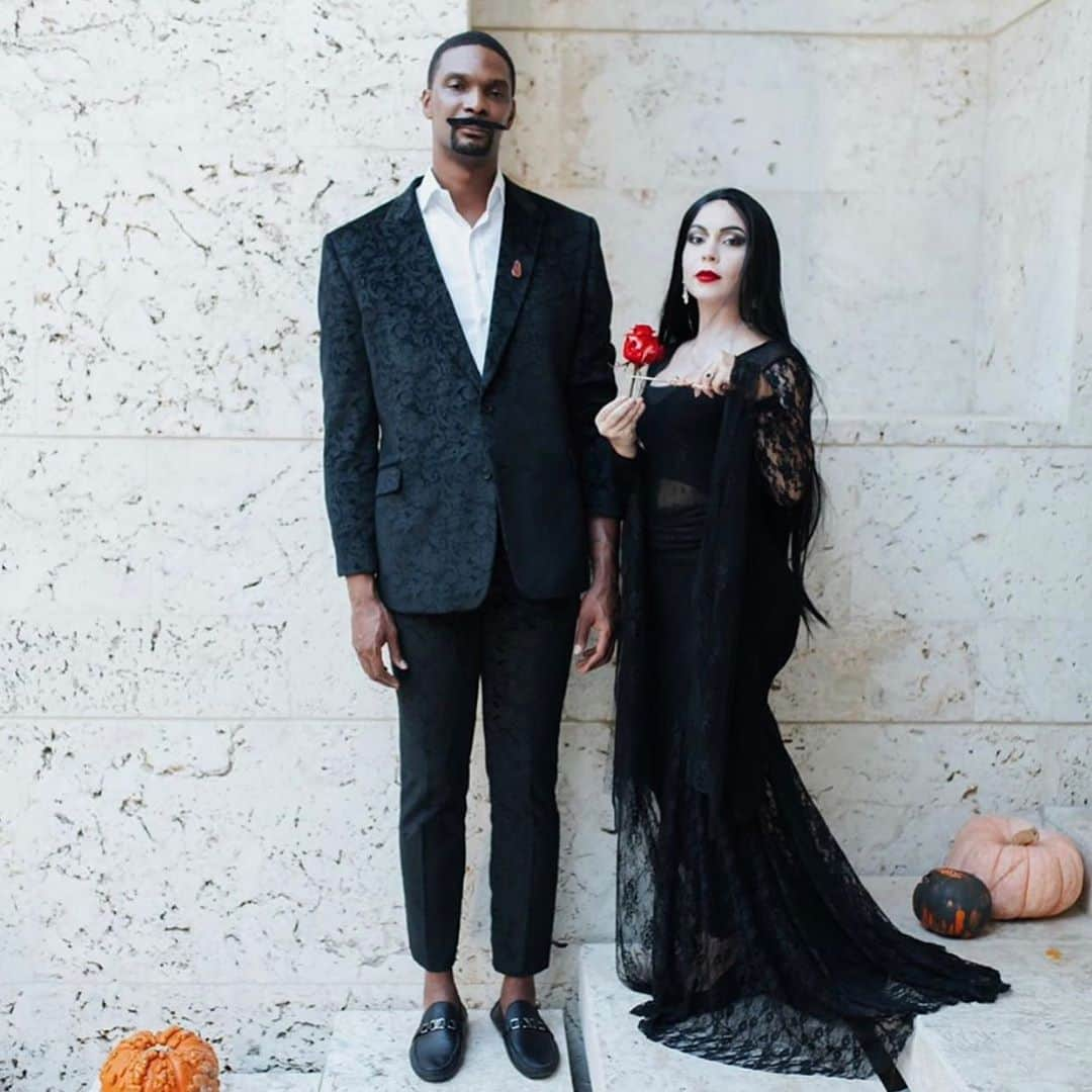 クリス・ボッシュさんのインスタグラム写真 - (クリス・ボッシュInstagram)「We may not be creepy - but we are definitely KOOKY 🤣🎃. Gotta give it to the ladies of the Bosh family on this one, @mrsadriennebosh and Dylan absolutely brought the Addams Family to life for us 👻. Big day tomorrow... you know we are going to go all out‼️‼️ #BoshFamily #AddamsFamily #Halloween」10月31日 11時03分 - chrisbosh