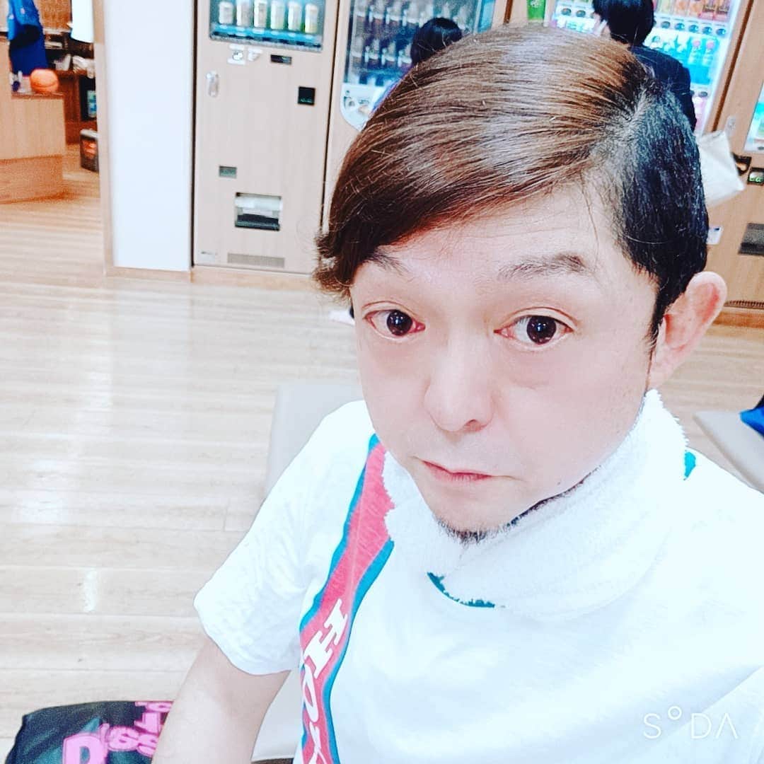 松本隆博のインスタグラム：「。 みなおは～ 昨日は第2回松本隆博 カラフルLIVEに多数お越し下さり 有難うございました！( ´ ▽ ` ) 途中、号泣してしまった事や、 2時間超過してしまいましたね… 反省。 (￣▽￣;)(*˘︶˘*).｡.:*♡。  先週1週間は怒涛の移動やイベント数 で本日は完全オフにして… オフろにきて汗を流しました。 今から整体してもらいます、、  また来月やりますからー そして次回は日曜のお昼開催です。 ぜひご家族連れ、学生達のお越し も待っています！ 宜しくお願いします♪  11月29日(日)12:30～ 大街道カラフル。  : そして湯船で一句(˙◁˙)！  湯に流す… 苦労と沁み入る… 人の”温”…  松本山頭歌」