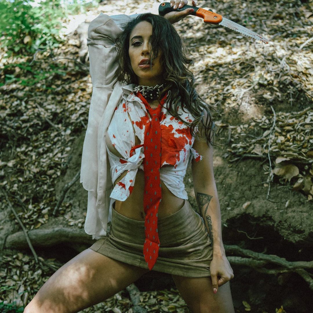Tianna Gregoryさんのインスタグラム写真 - (Tianna GregoryInstagram)「Hope you all have a fun and safe Halloween 🎃 Battle royale 🔪」10月31日 10時57分 - tiannag