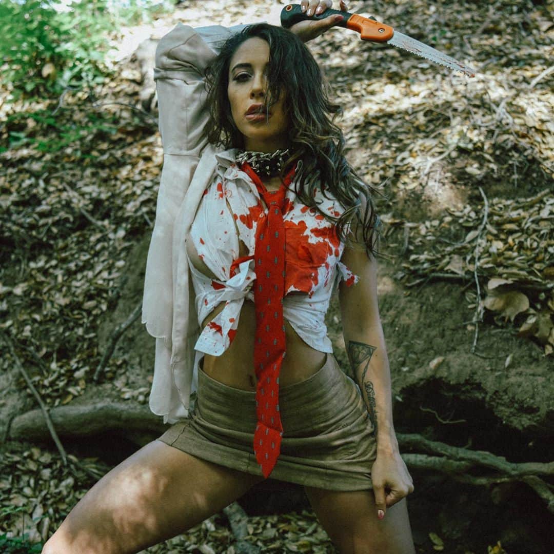 Tianna Gregoryのインスタグラム：「Hope you all have a fun and safe Halloween 🎃 Battle royale 🔪」