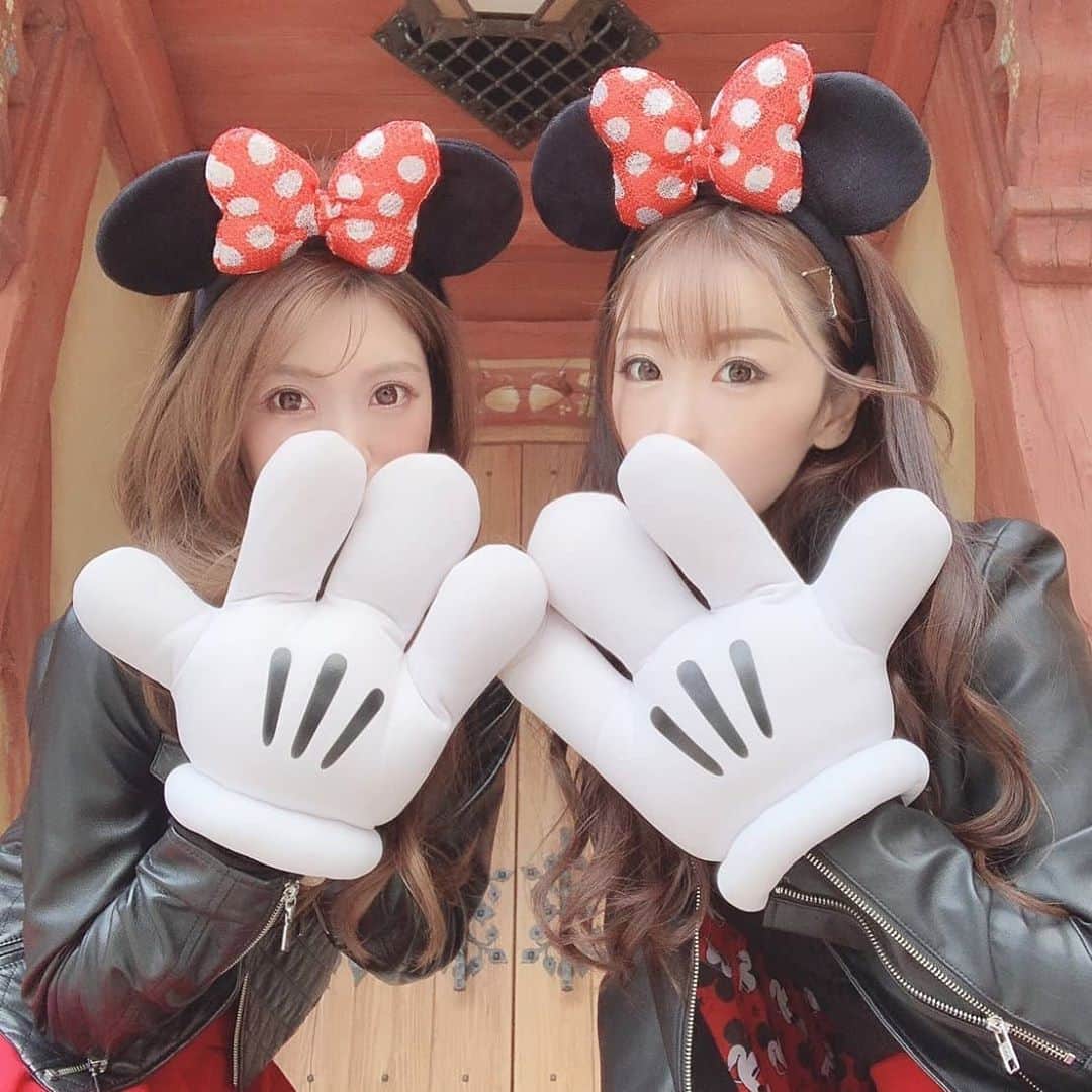 のインスタグラム：「. 久々のディズニーランド☆  今年はフル仮装NGなので 定番のミニーちゃんコーデ✨  新エリアの美女と野獣 街並みもアトラクションもめっちゃ良かった！ ちゃんとストーリーなぞってるし演出も💮  全体的にならばないしゆったり廻れるけど アトラクションが抽選だったり レストランやお土産物店が予約制だったり パレードは同伴者とも距離をとる必要があったり  色々勉強不足だったので再チャレンジしたい💦  #disney #disneyland #disneyphoto #disneyworld #disneyhalloween #thebeautyandthebeast #newarea #disneycosplay #disneycostume #mineymouse #ディズニーコーデ #ミニーちゃんコーデ #ミニーコーデ #ミニーちゃん #ディズニーランド #ディズニー #ディズニーの楽しみ方 #美女と野獣 #美女と野獣エリア #ディズニー新エリア #ディズニーハロウィン #ディズニーハロウィン2020」