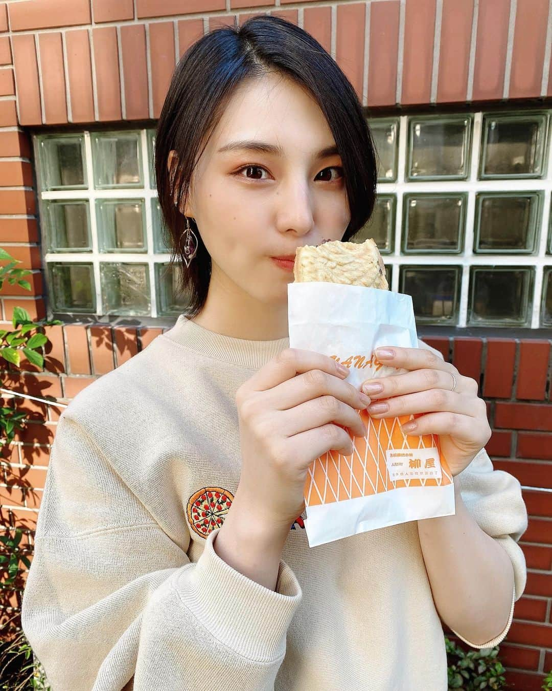 相楽伊織さんのインスタグラム写真 - (相楽伊織Instagram)「．  鯛焼き〜🐟 外歩いてたら急に食べたくなった☺︎  私は頭から食べる  この鯛焼きはしっぽまで餡子たっぷり入ってました☺️  #ハロウィン#和スイーツ #🎃👻」10月31日 11時07分 - _iorisagara264_