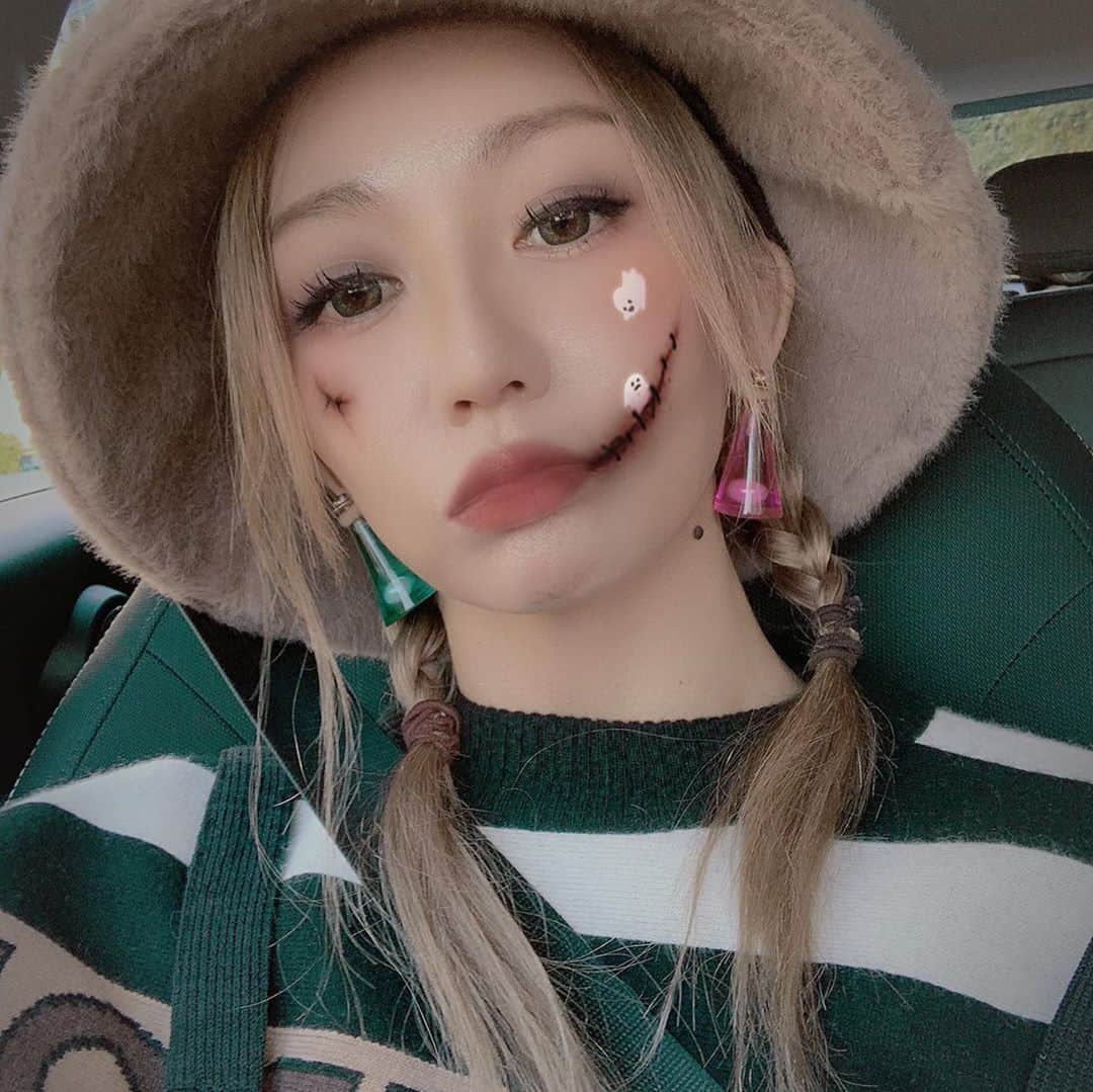 のインスタグラム：「.﻿ Happy!Halloween!!🎃﻿ ﻿ 何をしたかというと、蔦屋さんをぷらっとしただけだったのであったー！﻿ みんなもキャンディーちょーだいっ！👻ギャオ﻿ ﻿ trick or treat!!!﻿ ﻿ #Halloween #ハロウィン #fashion #ootd #Burberry #wcjapan #louboutinworld #kodakumi #倖田來未」