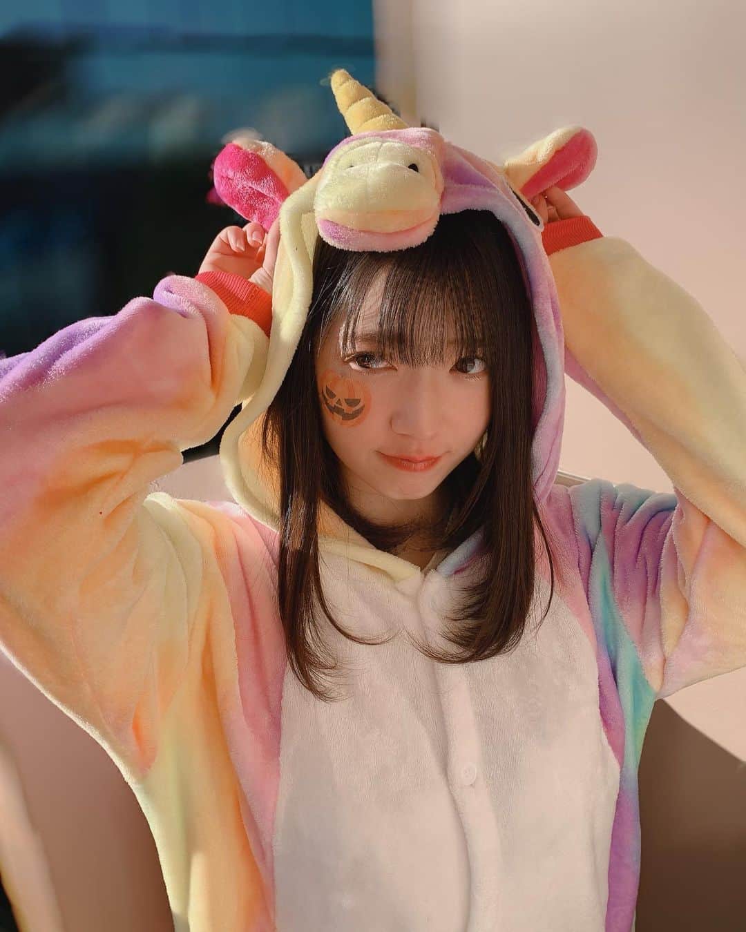 山岸理子のインスタグラム：「* HAPPY HALLOWEEN！👻🕸  ユニコーン🦄になったよ〜〜☺︎  ぷらす、カボチャのシール🎃  どう〜？？笑  #tsubaki_factory #つばきファクトリー #山岸理子 #地味ハロ #ハロウィン #仮装 #ユニコーン」