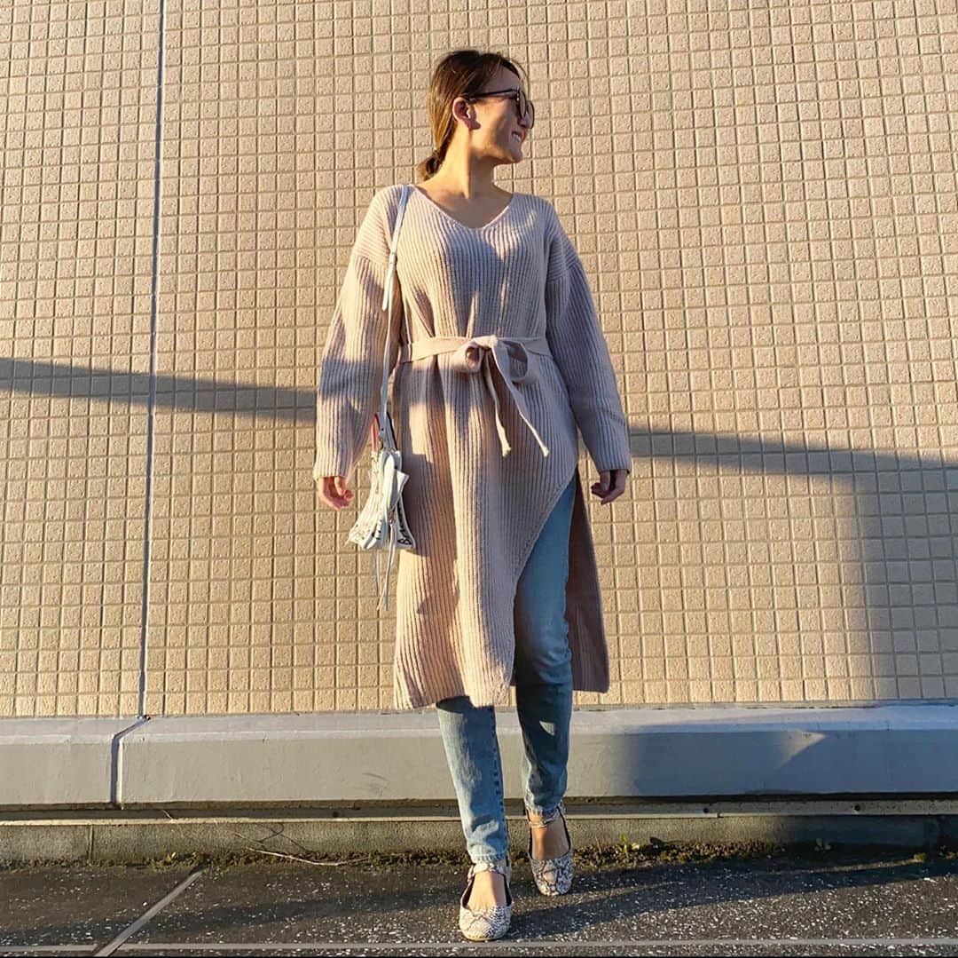 のインスタグラム：「@fifth_store の #vネックイレヘムニットワンピース  片方にだけスリットがはいってて かわいいー 私はこのVネックの深さも顔がすっきり見えてすきです。  今、６０%OFFクーポンでているみたいよ  #fifth #fifthtl #フィフス #フェミニン #ニット #平均身長コーデ #秋コーデ #大人カジュアル #キョコ #コーデ #ootd #ニットコーデ」