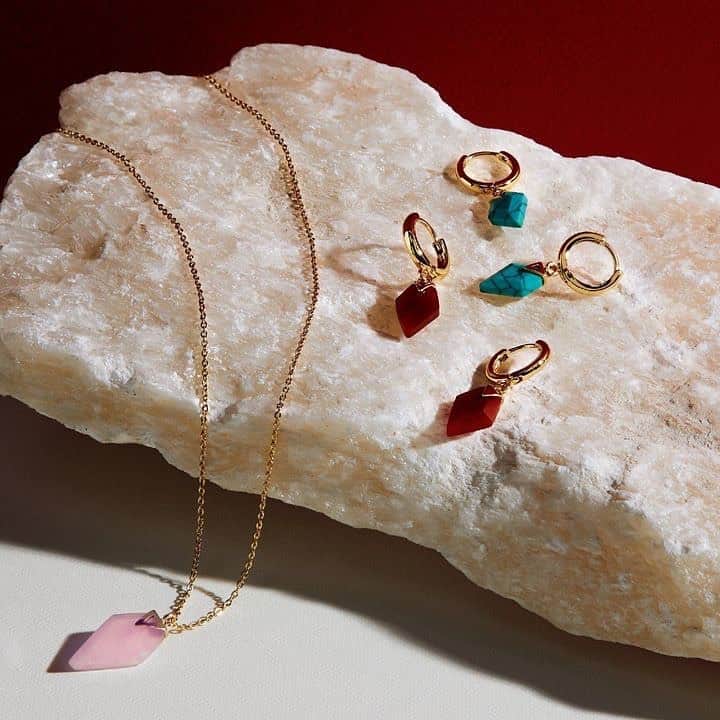 アクセサライズのインスタグラム：「That healing feeling 💖 Our Z by Accessorize healing stone range is all about good vibes, encouraging creativity, compassion and positive thinking (sign me up!)  Tap the link in the bio to shop #Accessorize #ZbyAccessorize」