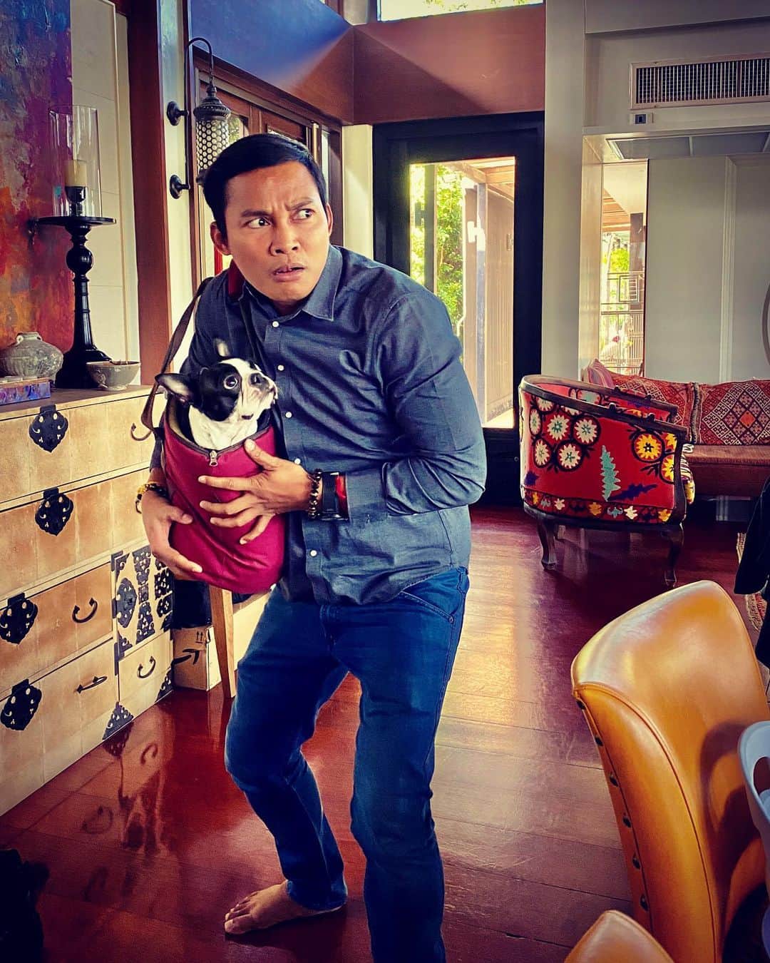 トニー・ジャーのインスタグラム：「Be alert, be ready, there is danger everywhere.」