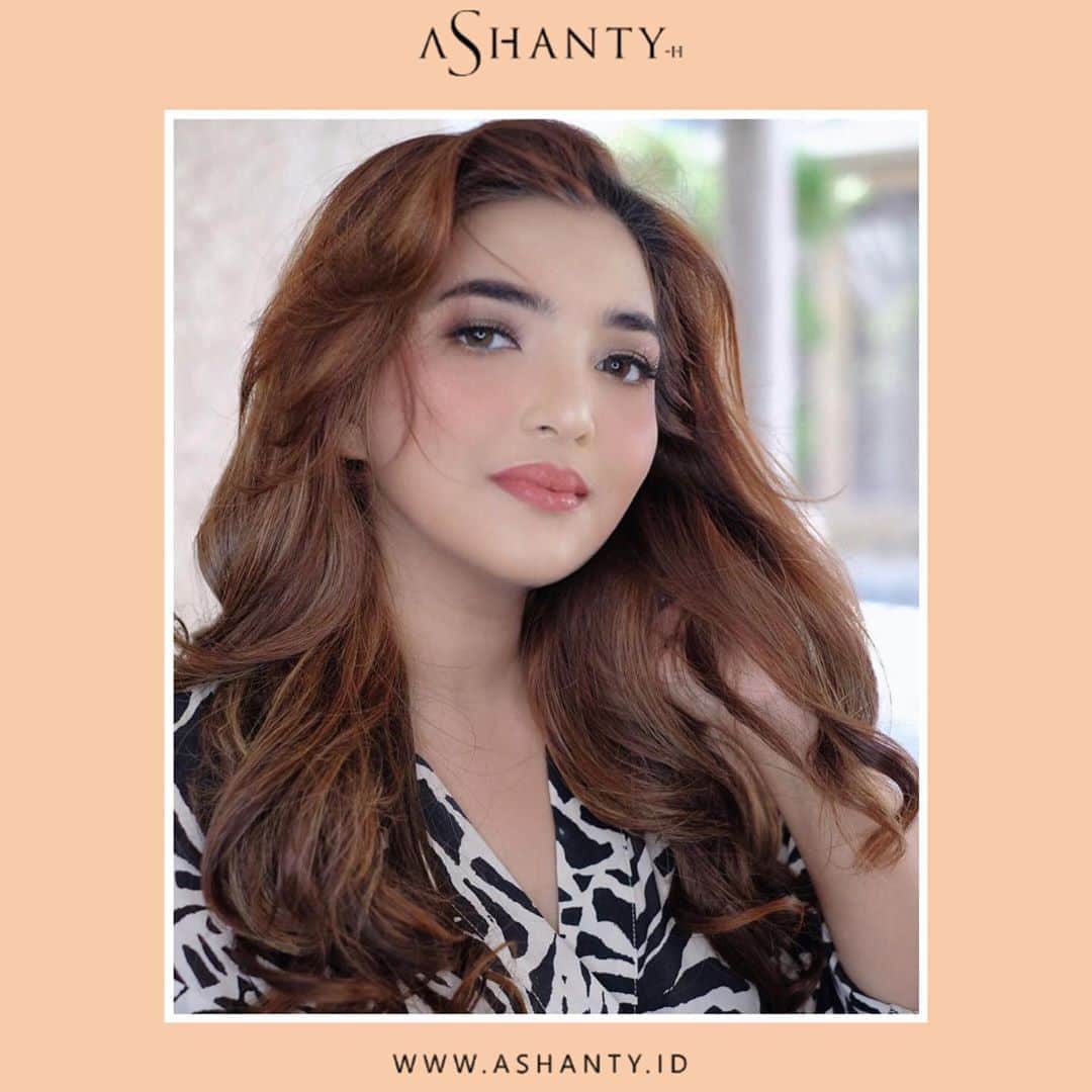 ASHANTY BEAUTY CREAM OFFICIALのインスタグラム：「Ingin masalah wajah segera teratasi ? Ashanty Beauty Cream pilihan yang tepat, membantu mencerahkan wajah, melembutkan dan melembabkan wajah 🎉  Special menyambut hari ulang Bunda, Ashanty Beauty Cream lagi ada promo menarik nih dapatkan :   Paket Special Birthday 1  • Ashanty Beauty Cream (Pilih salah satu series) • Skinua Pure O2 Mask  • Skinua Ultra W Modelling Mask Ice Cream GRATIS CAMELLIA VELVET TINT (Pilih salah satu shade) hanya Rp 900.000,-   Paket Special Birthday 2  • Ashanty Beauty Cream (Pilih salah satu series)  • Skinua Ultra W Modelling Mask Ice Cream GRATIS LIPMATTE ASHANTY (Pilih salah satu shade) hanya Rp 550.000,-  Paket Special Birthday 3  • Ashanty Beauty Cream (Pilih salah satu series) GRATIS LIPMATTE ASHANTY (Pilih salah satu shade) hanya Rp 450.000,-  Yuk pilih paket favoritemu, berikan perawatan dan nutrisi terbaik untuk kulit wajahmu. Pesan sekarang juga yaa sebelum kehabisaaan, stock promo sangat terbataaaassss !!!!!  _____________________________ Informasi dan pemesanan  Ashanty Beauty Cream Chat Via WA : WA: 081287388885 WA: 087778489900 WA: 085781140354 WA: 081293823950 ⚡️ Fast Respons Click Link On Bio Instagram @ashantyid ❣️ ______________________________ #ashantybeautycream #creamashanty #skincareashanty #skincare #skincareartis #skincarelokal #creamwajah #creamperawatanwajah #obatjerawat #jerawat #kosmetik #krimwajah #creamwajah #whiteningcream #ashantyid #ashanty」
