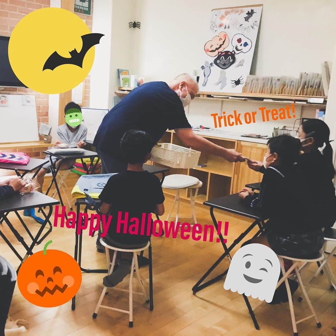 ユーロ英会話クラブのインスタグラム：「Happy Halloween🎃 ﻿ ﻿ 今週のキッズレッスンはハロウィン仕様でした🦇﻿ ﻿ 先生からメッセージカードとお菓子のプレゼント🍪﻿ ﻿ Trick or Treat 👻 ﻿ ﻿ みんなもらえてよかったね😘﻿ ﻿ ＝＝＝＝＝＝＝＝＝＝＝＝＝＝﻿ サチフル英会話クラブ﻿ http://sachifull.com/﻿ ☎0561-58-9450（代表） ﻿ 長久手本校 (長久手アピタ北側出口　徒歩1分)﻿ ●ベビークラス●キッズクラス●大人クラス﻿ 東浦校 (石浜駅　徒歩3分)﻿ ●キッズクラス●大人クラス﻿ ＝＝＝＝＝＝＝＝＝＝＝＝＝＝ ﻿ ﻿ #英語 #英会話 #英会話教室 #英会話スクール #キッズ英会話 #英語の勉強 #べびー #ベビー #子供 #子ども #キッズ #小学生 #中学生 #子連れ #子連れママ #ママ #初級 #超初級 #英会話初心者 #子供英会話 #海外旅行 #海外赴任 #留学 #instastudy #長久手 #東浦 #サチフル英会話クラブ #サチフル #halloween」