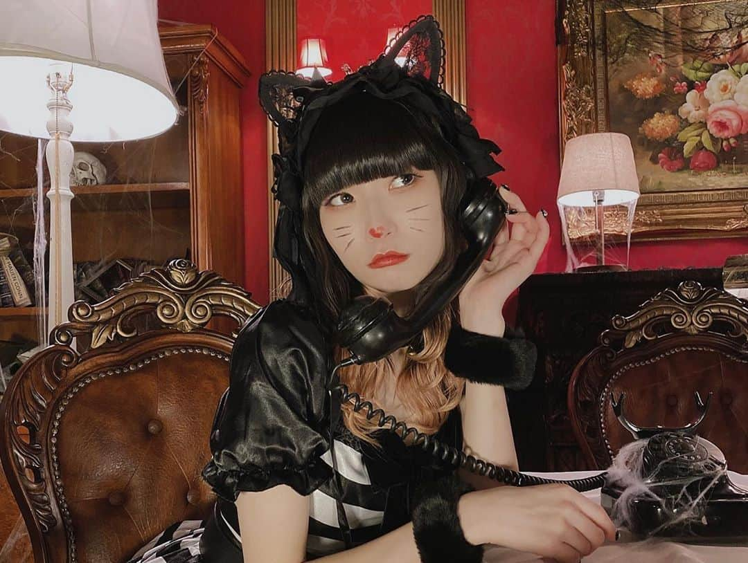 ピンキー！☆藤咲彩音さんのインスタグラム写真 - (ピンキー！☆藤咲彩音Instagram)「Happy Halloween😺🎃👻 ． ． ． #ハロウィングッズがぐぅかわ #10月31日12時から販売開始だって #ということはまもなく始まるよ #私はアクリルスマホスタンドが気になる #ストーリーにURLあるよ😺」10月31日 11時17分 - pinky_ayane